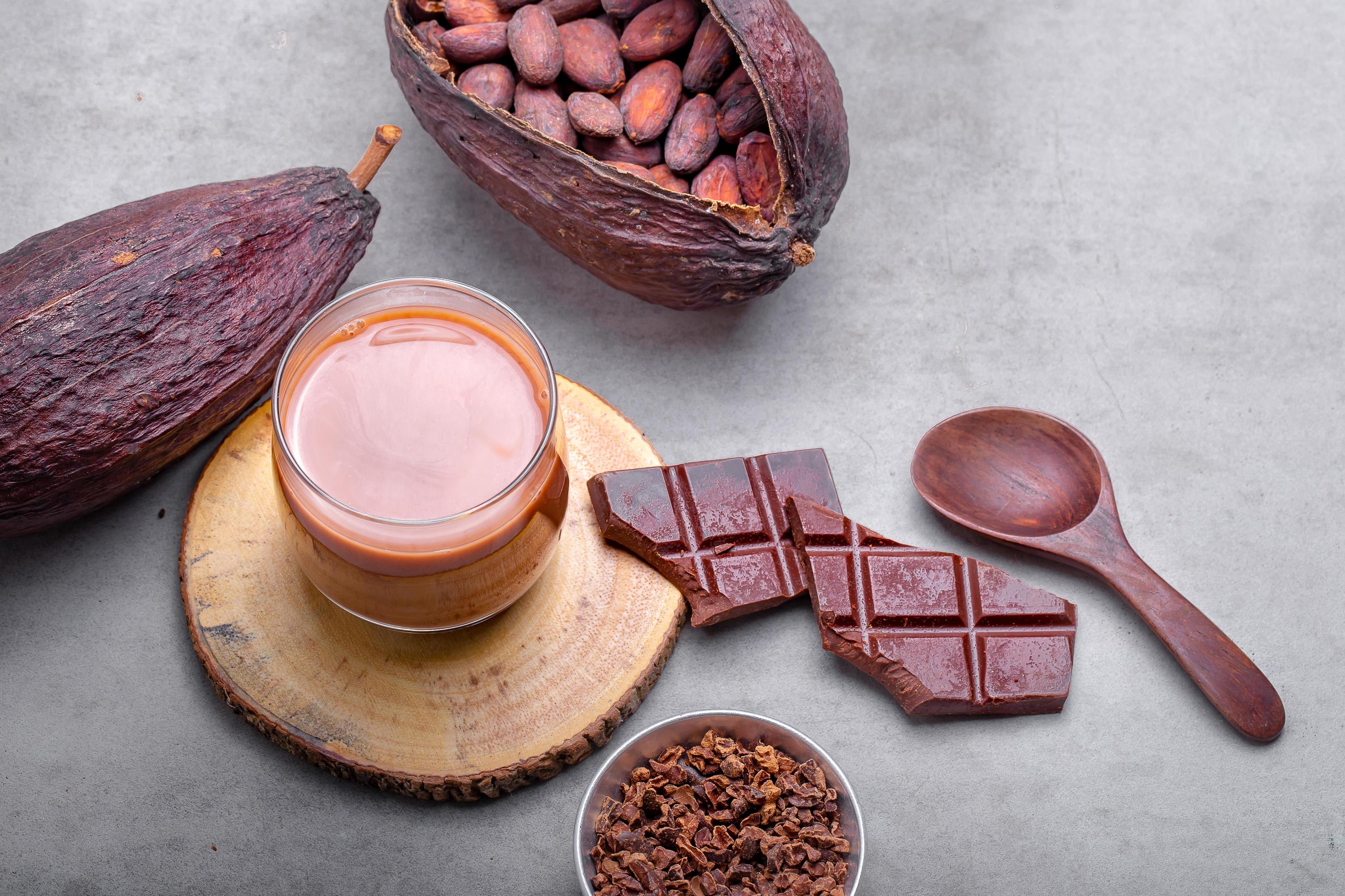 cioccolata calda bevanda al cacao in tazza di vetro foto