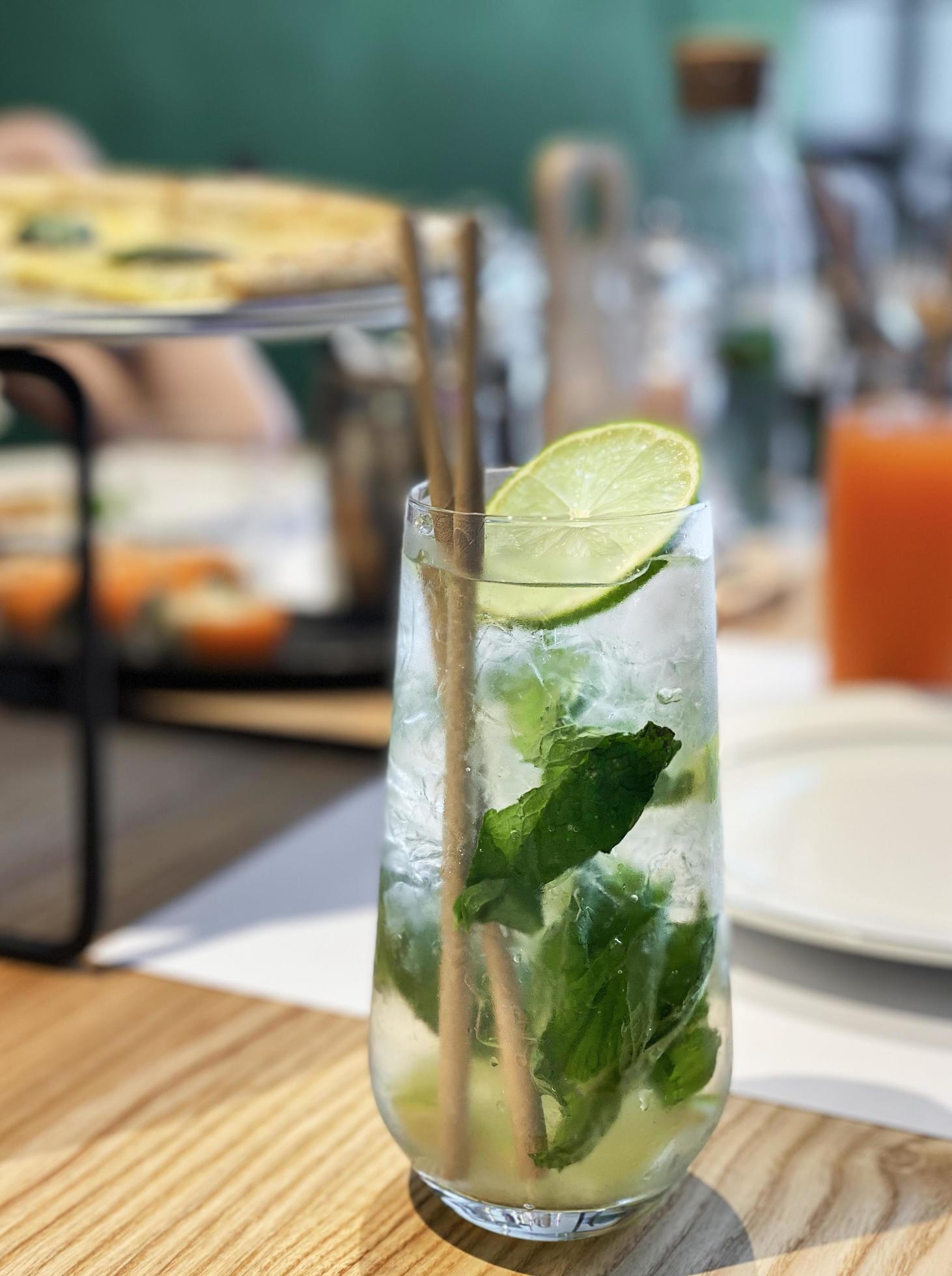 cocktail mojito con lime e menta in bicchiere foto