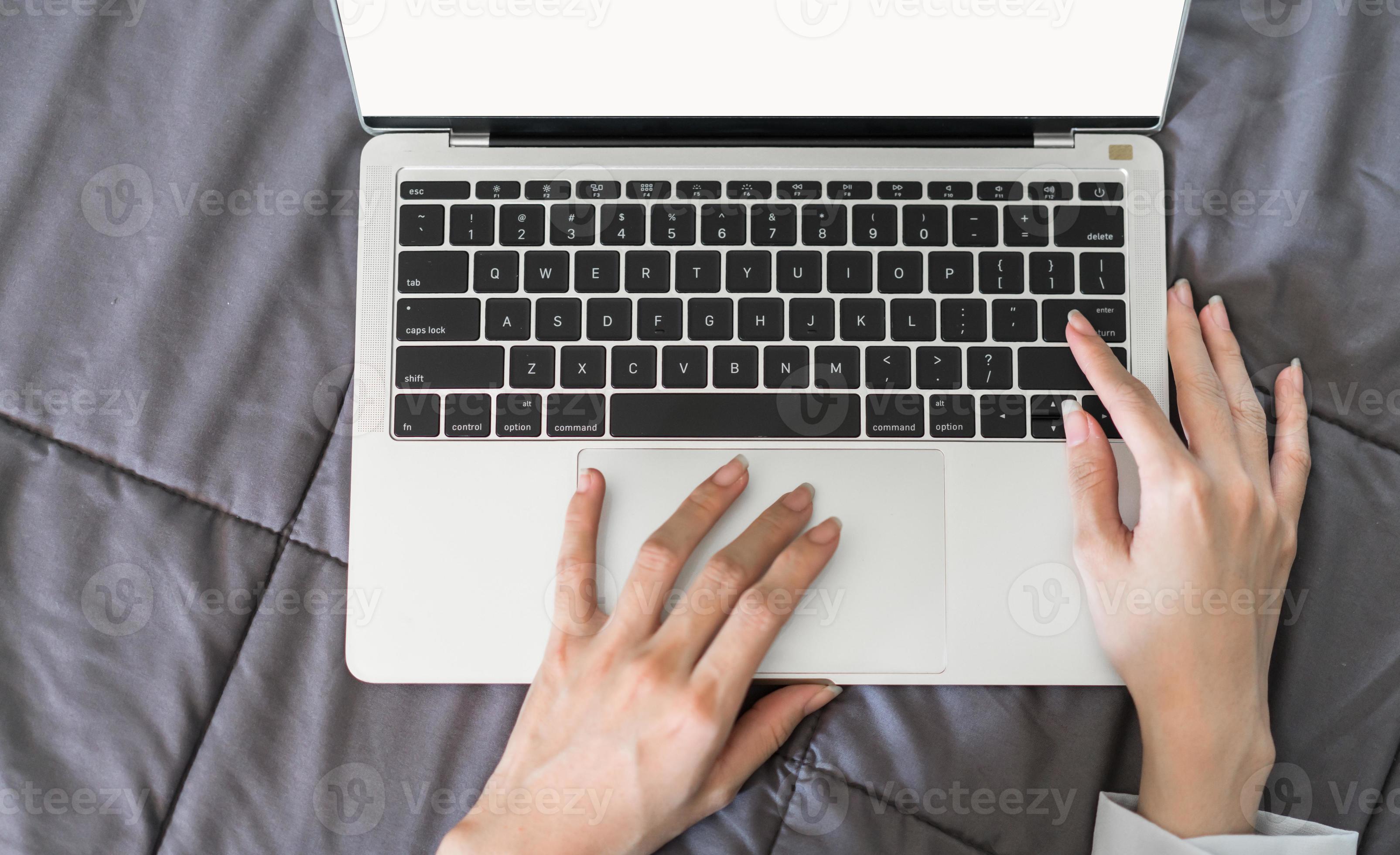 mano della donna che utilizza il computer portatile per affari online a casa foto
