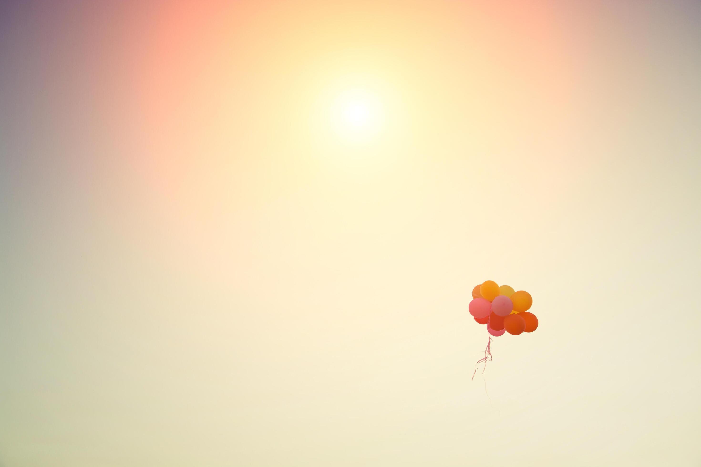 Palloncini Gialli Su Sfondo Blu Cielo - Fotografie stock e altre immagini  di 2015 - 2015, Blu, Cielo - iStock