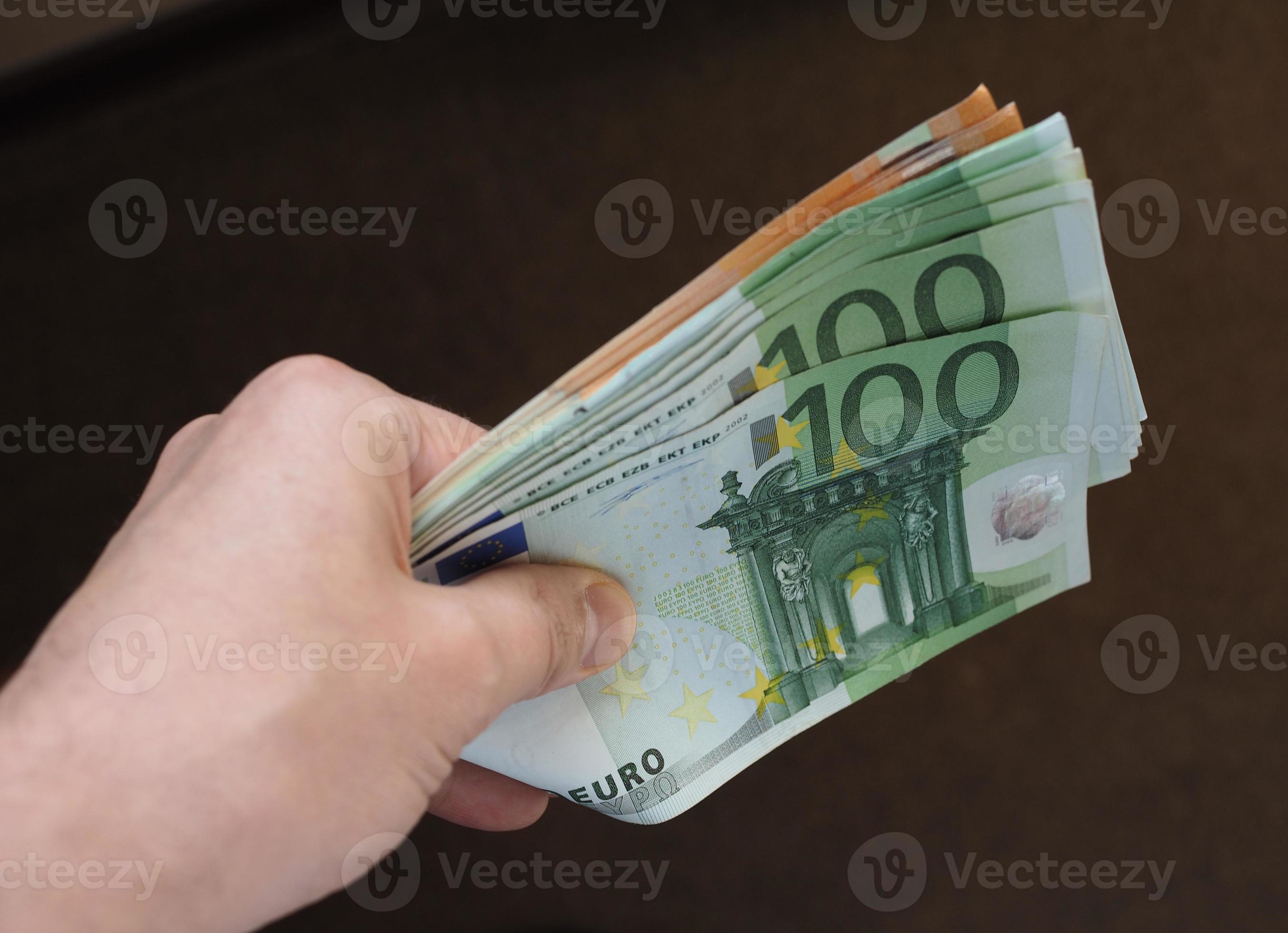 mano con banconote in euro, unione europea foto