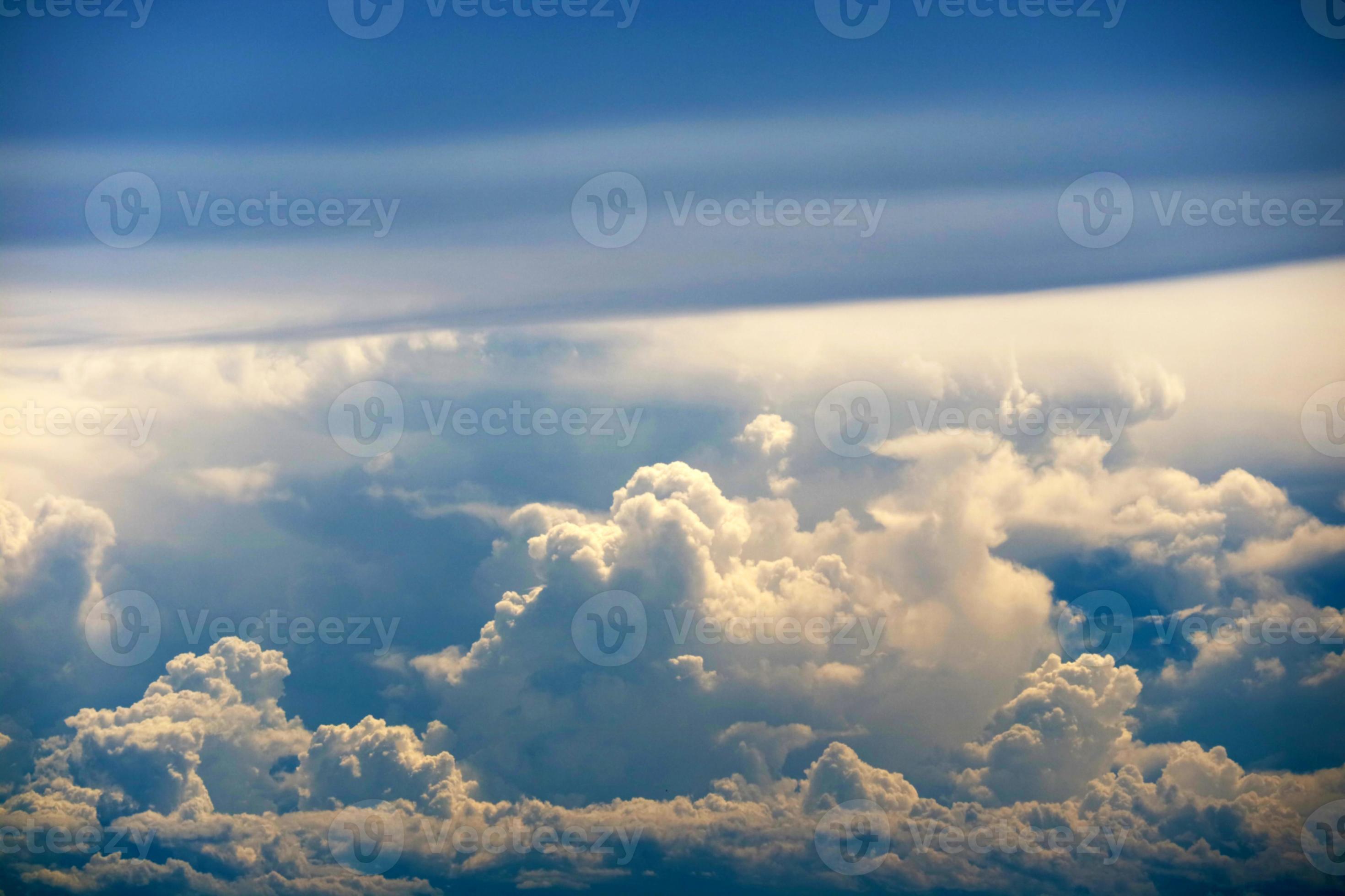 nuvola di tempesta con luce solare in skyscape grigio foto