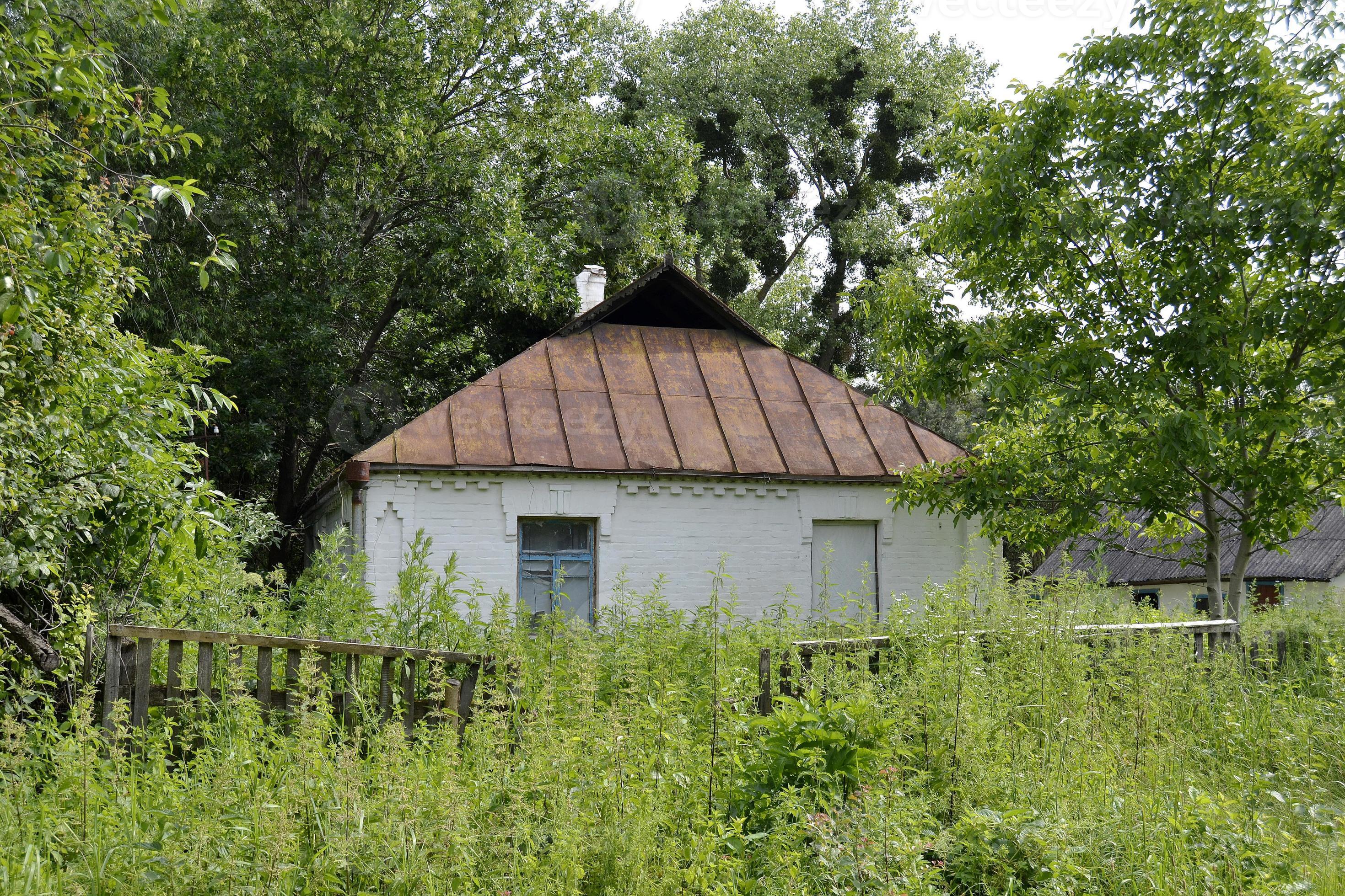 vecchio edificio abbandonato in campagna foto