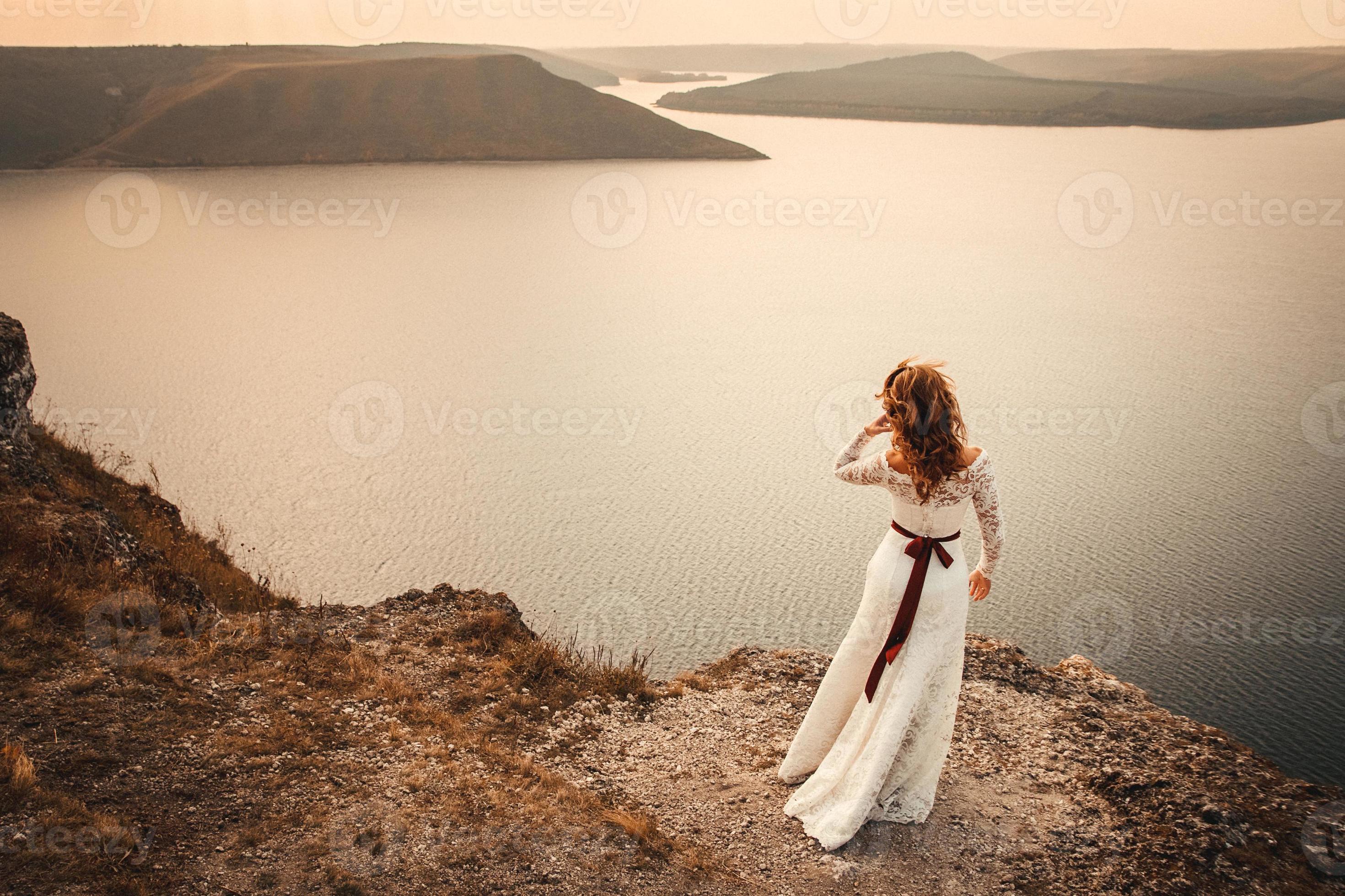 bella sposa su uno sfondo di montagne e fiume foto
