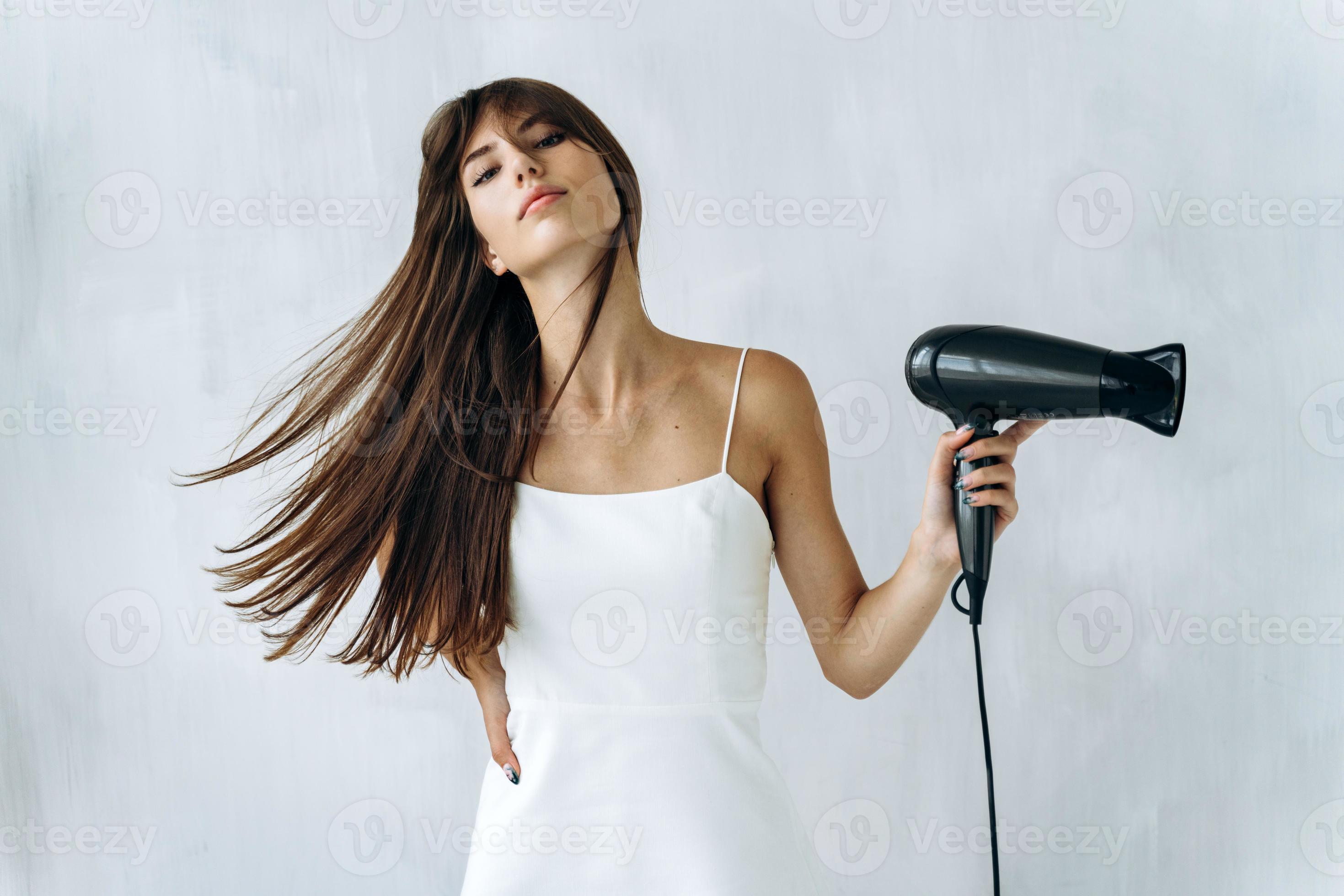 vista verticale della donna sensuale che si asciuga i capelli in bagno.  calma giovane donna che asciuga i capelli in bagno mentre prova emozioni  soddisfatte. foto d'archivio 3490287 Stock Photo su Vecteezy