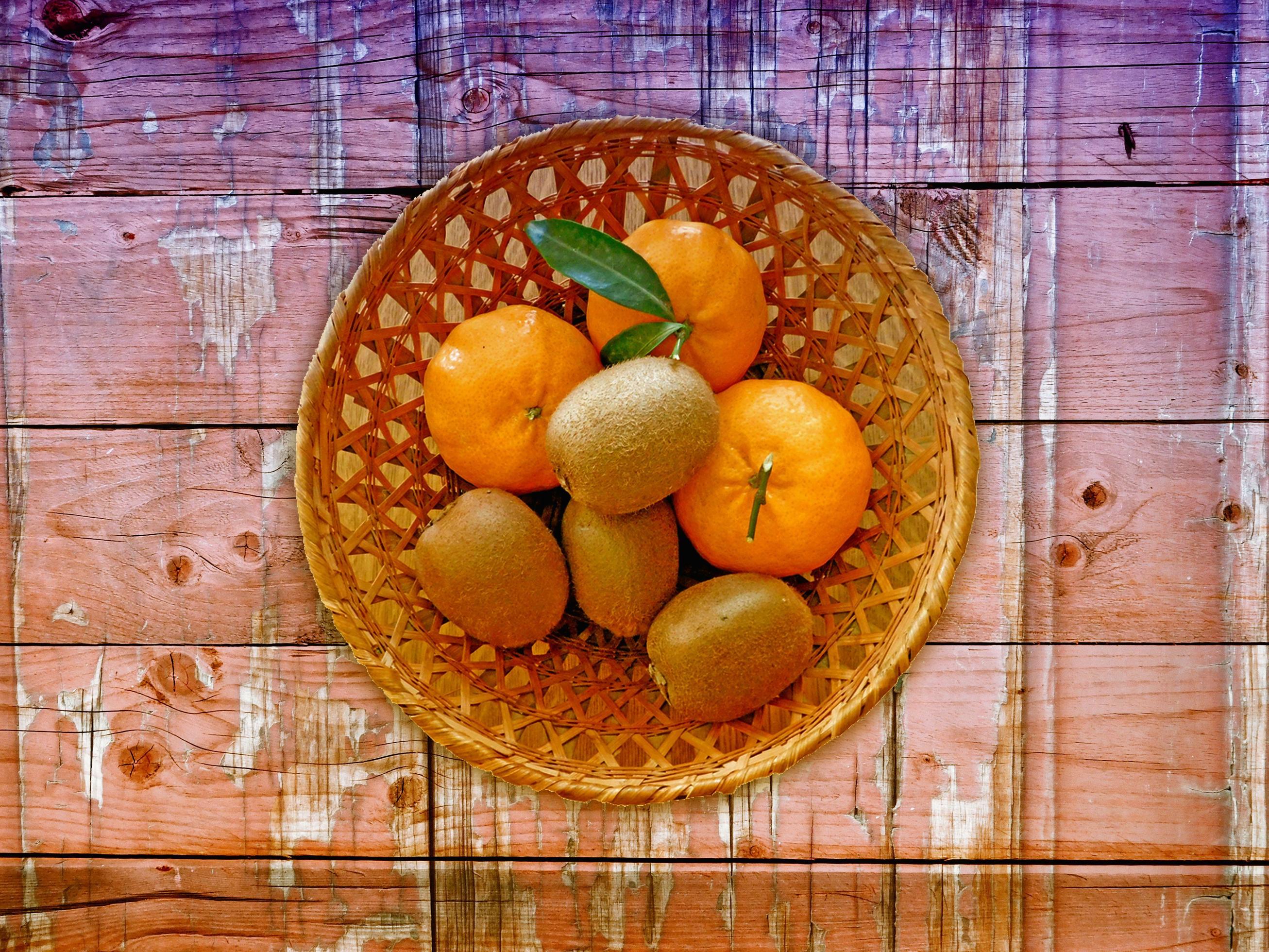 frutta su fondo in legno foto