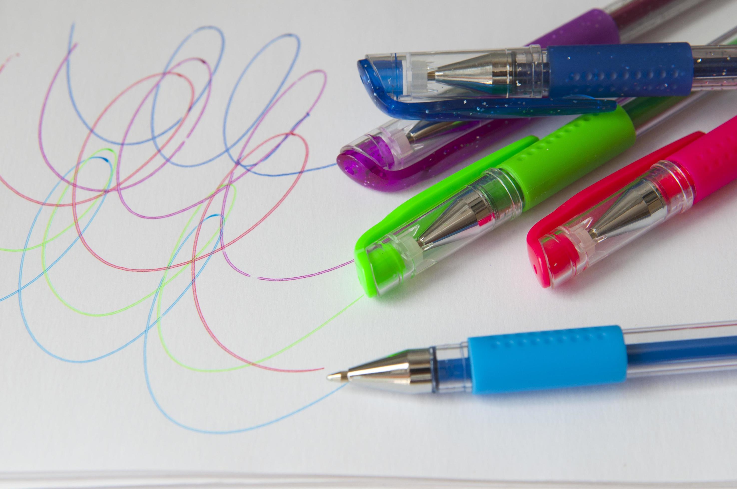set di nuove penne colorate per la scuola. disegni su carta bianca. di  nuovo a scuola 3707714 Stock Photo su Vecteezy