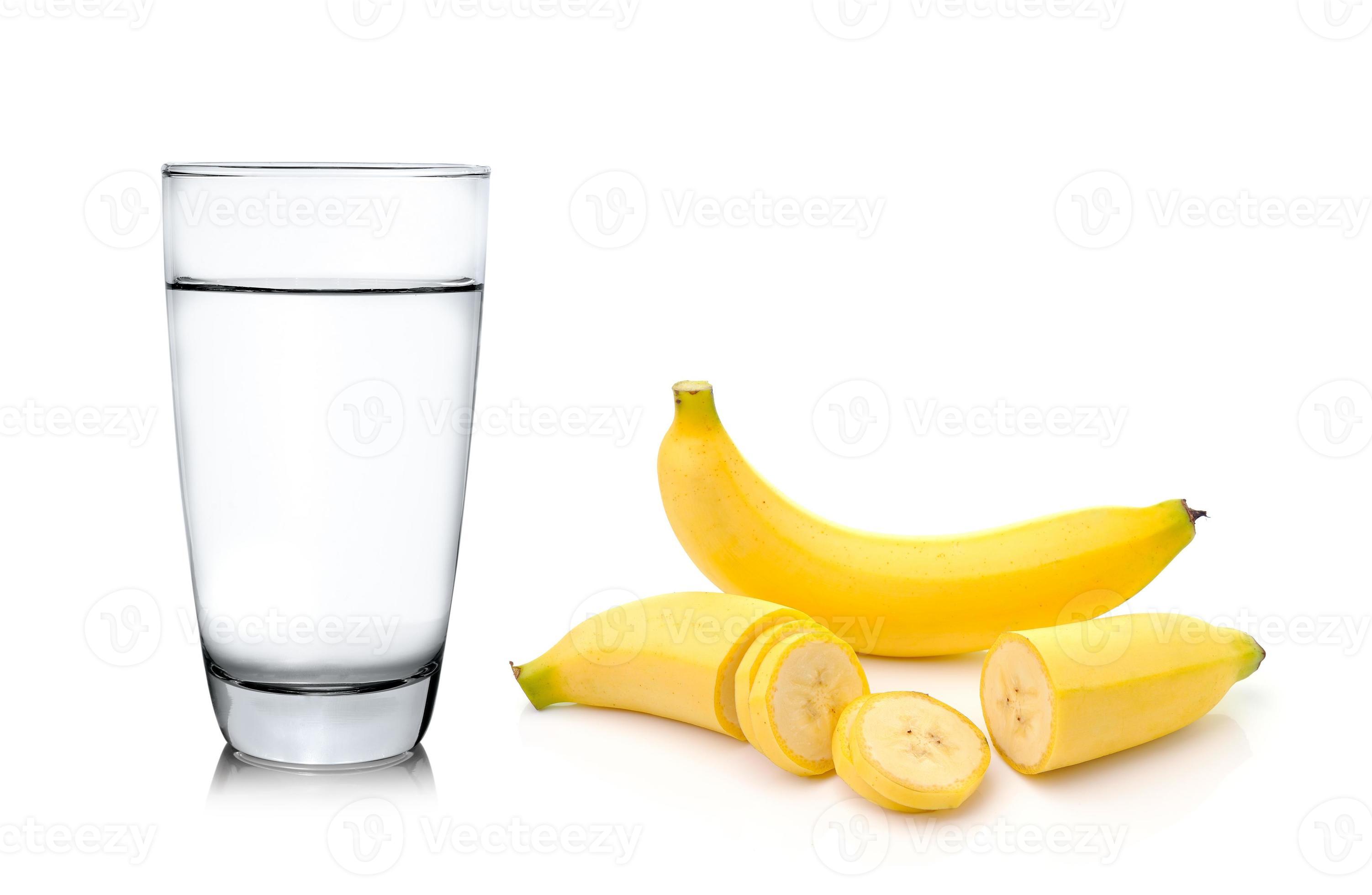 bicchiere d'acqua e banana isolato su sfondo bianco foto