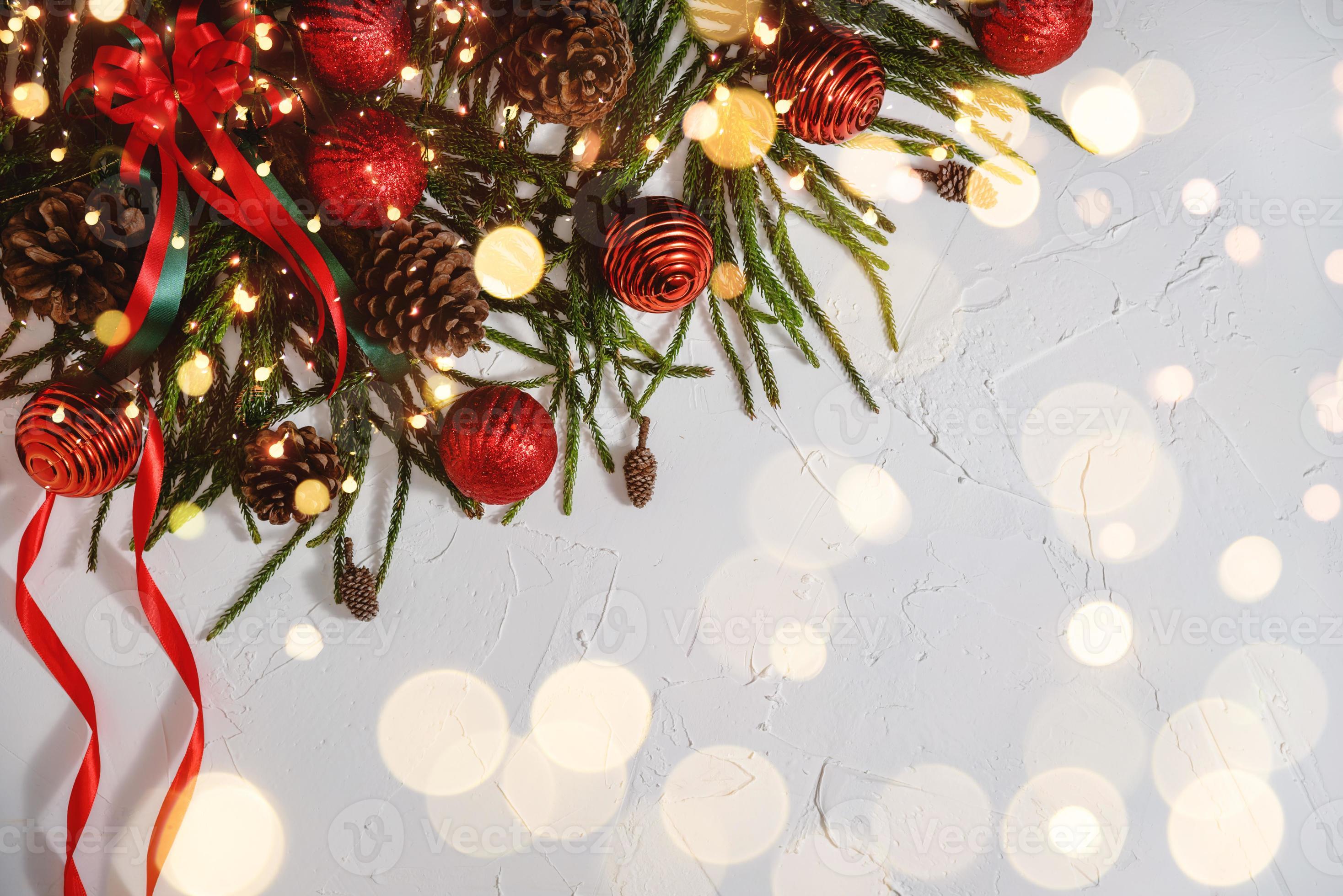 decorazioni natalizie palline rosse e ornamenti su sfondo bokeh astratto con spazio di copia. sfondo vacanza biglietto di auguri per natale e capodanno. buon Natale foto