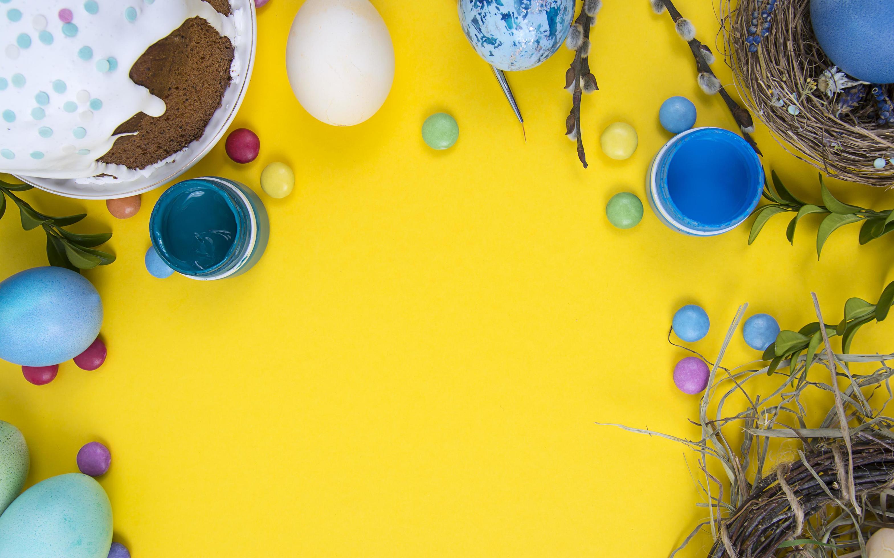 sfondo colorato con uova di Pasqua su sfondo giallo. felice Pasqua concetto. può essere utilizzato come poster, sfondo, biglietto di auguri foto
