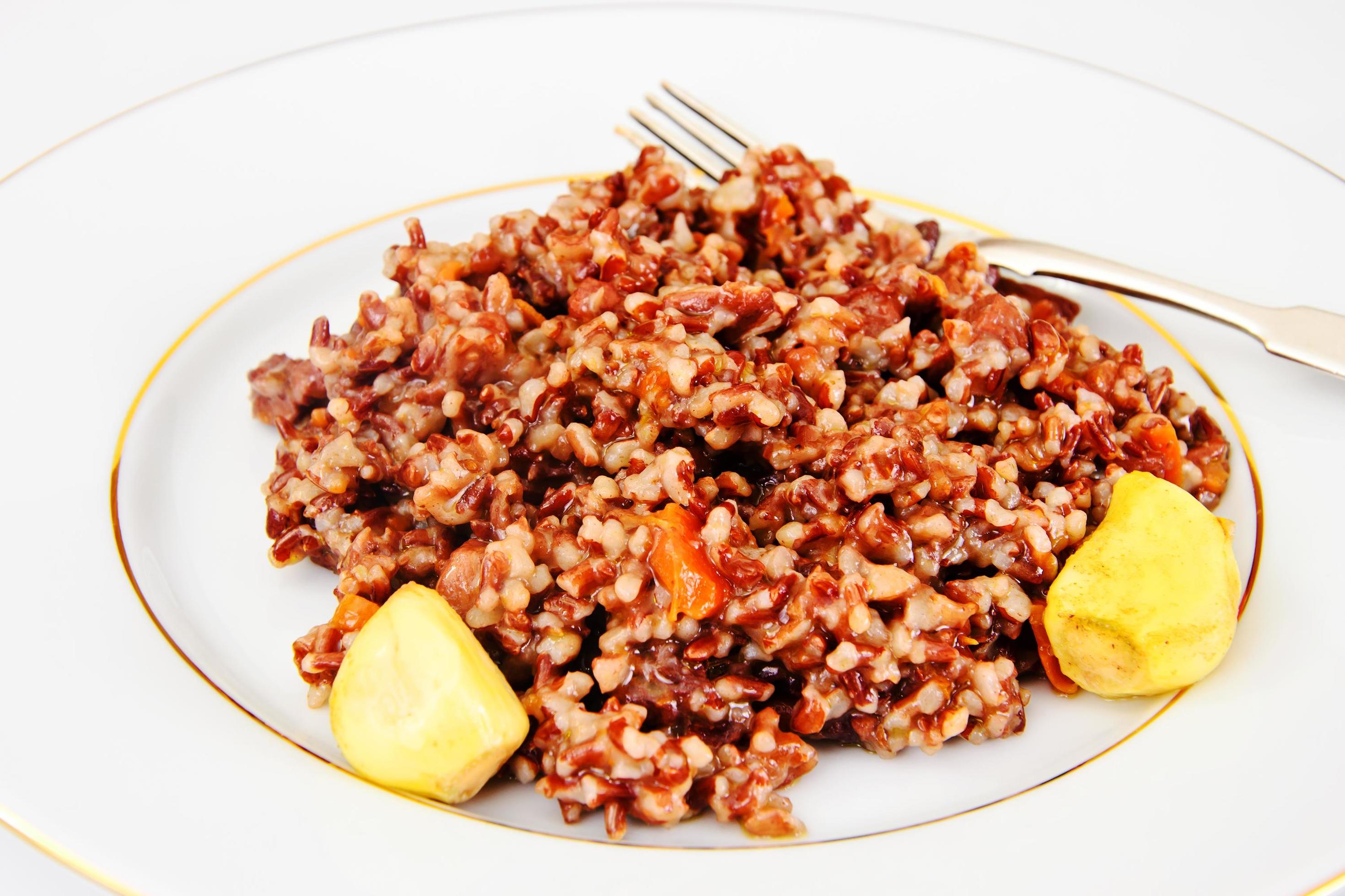 pilaf con carne, carote e riso rosso foto