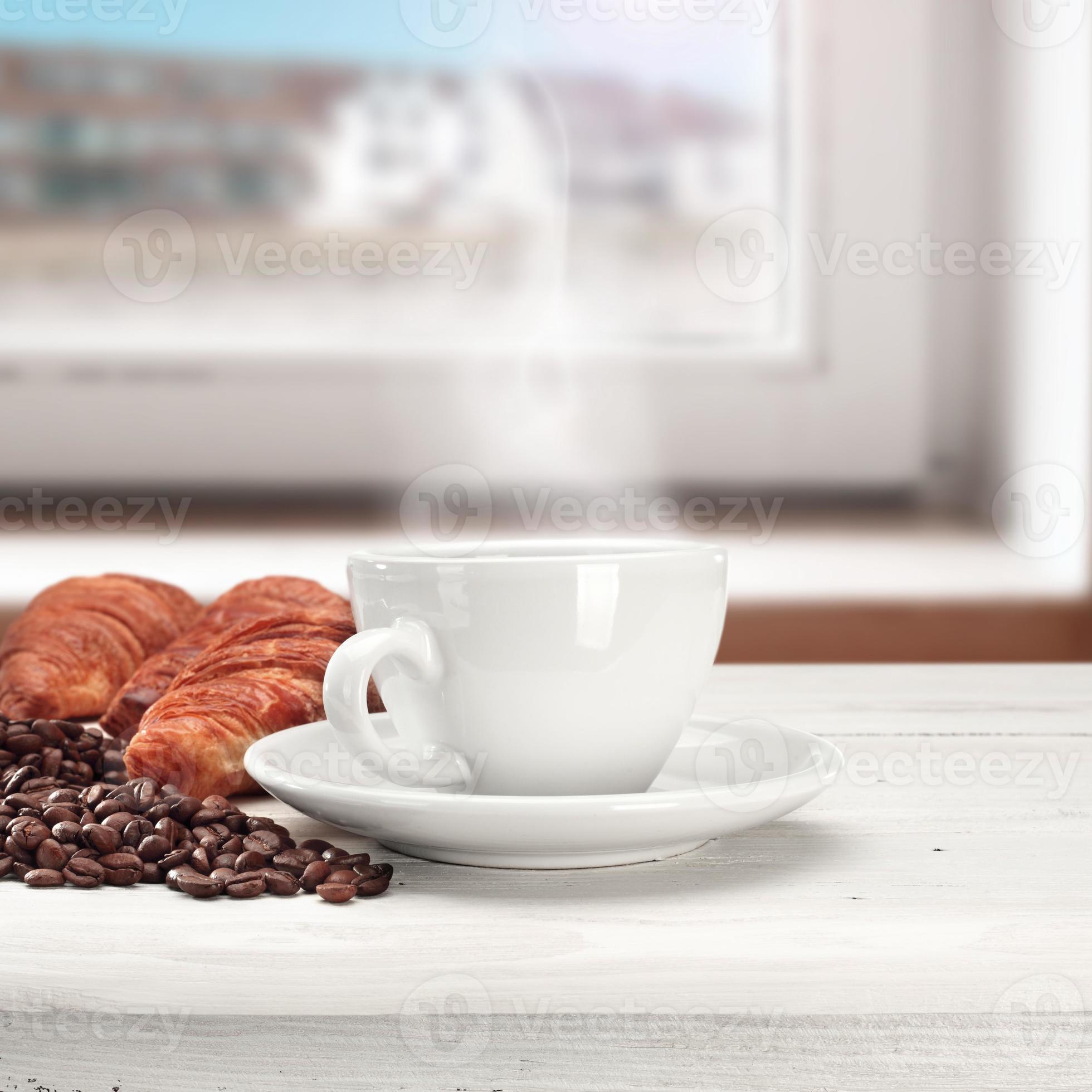 tazze da caffè al cioccolato e un'accogliente composizione di tazze bianche  schiumose. 4677526 Stock Photo su Vecteezy