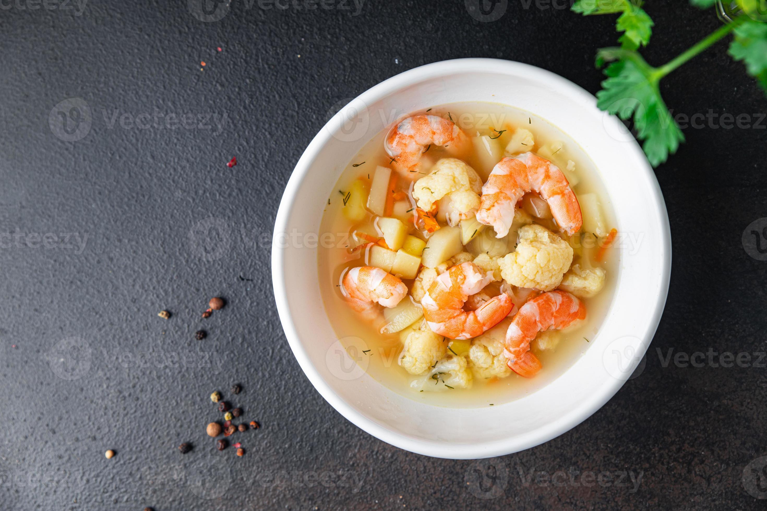 zuppa di gamberi verdure frutti di mare primo piatto pasto sano dieta pescetarian foto