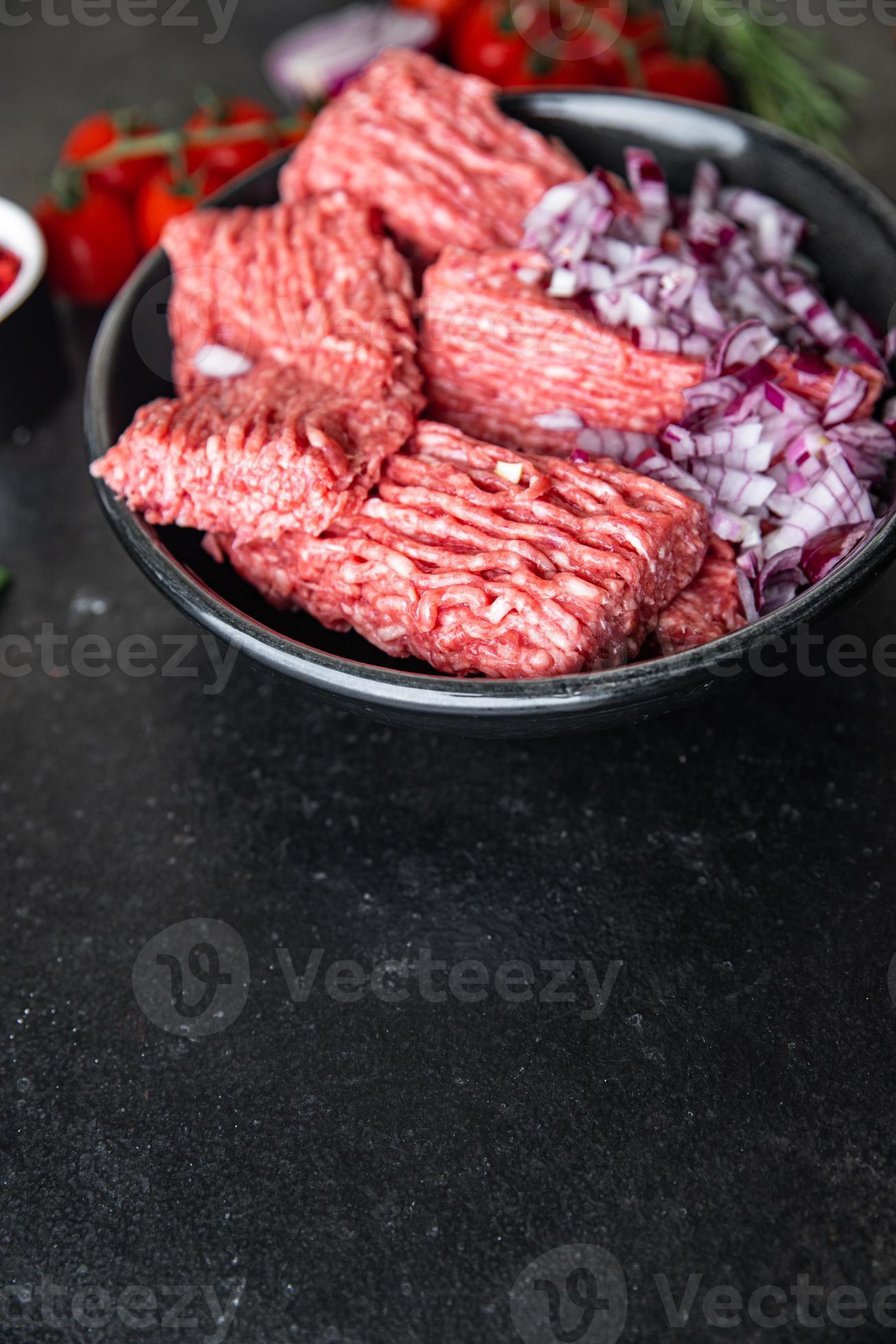 carne macinata carne macinata fresca di maiale, manzo, agnello cotolette o polpette foto