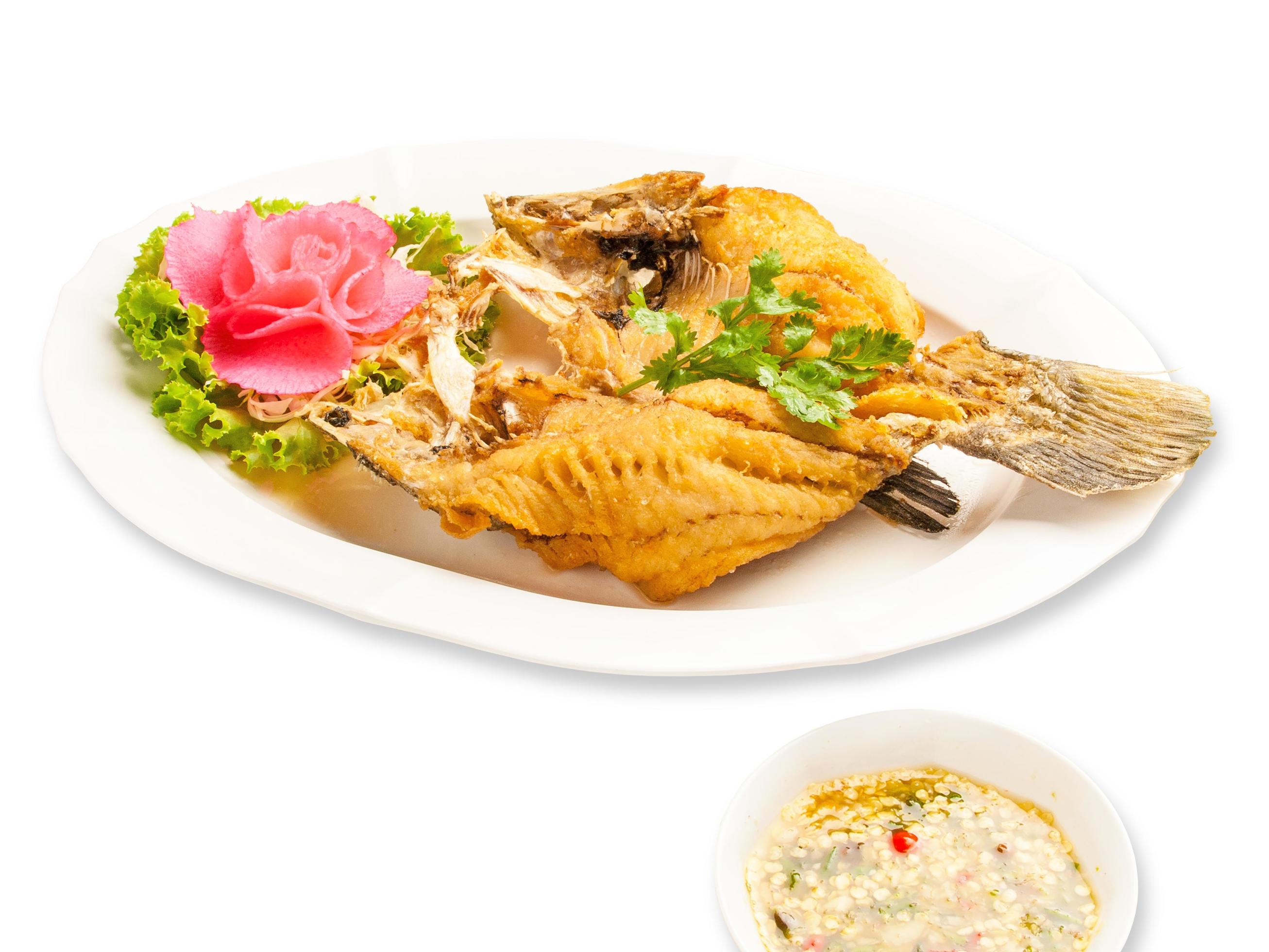 pesce fritto con salsa di pesce, cibo tailandese foto