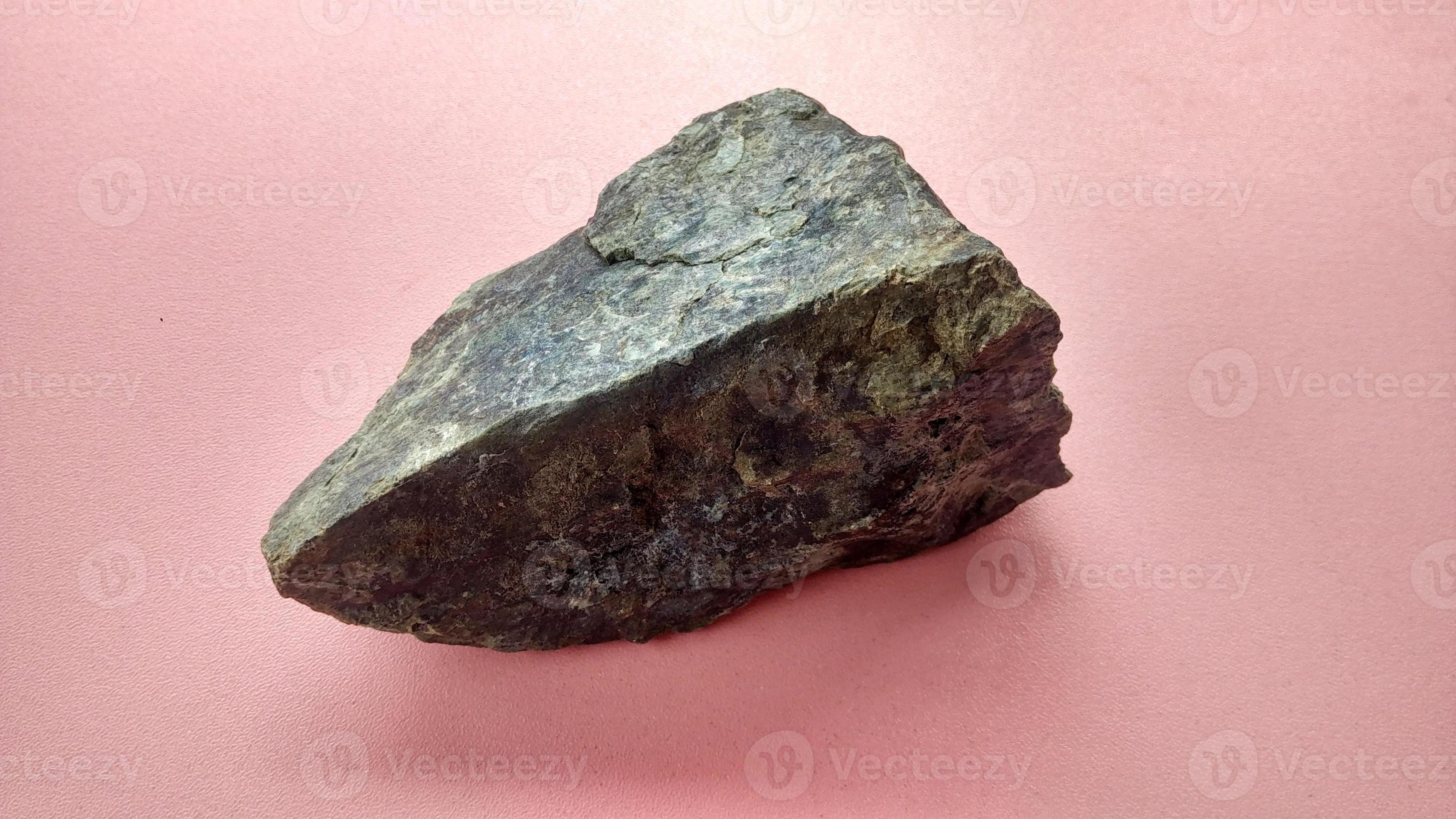 rocce e minerali da collezione geologica, serpentinite dalla zona melange,  colore verde scuro su roccia ultramafica regionale 4899450 Stock Photo su  Vecteezy