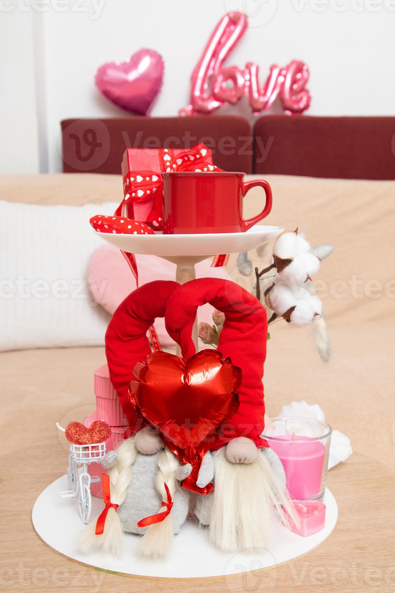 Idee per decorare la casa per San Valentino. porta caramelle decorato con  gnomi, coppa, candele e scatole regalo 5221341 Stock Photo su Vecteezy