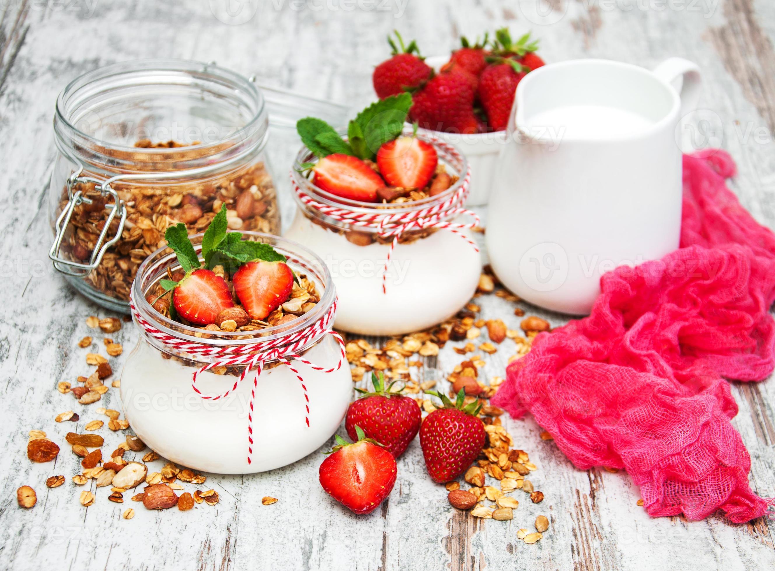 yogurt e muesli a colazione foto