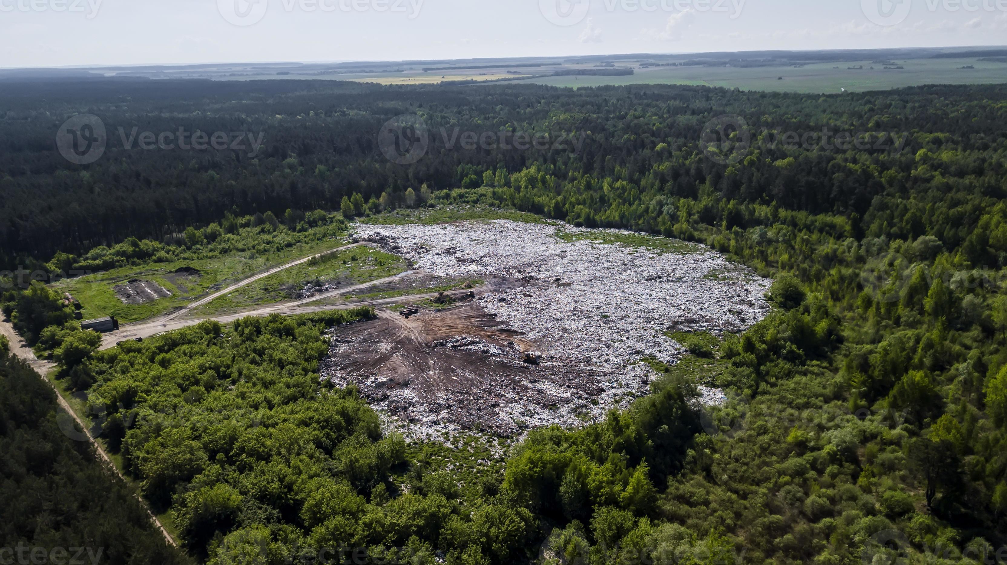 rimozione in discarica di detriti indifferenziati nel mezzo della foresta. riprese aeree con drone foto