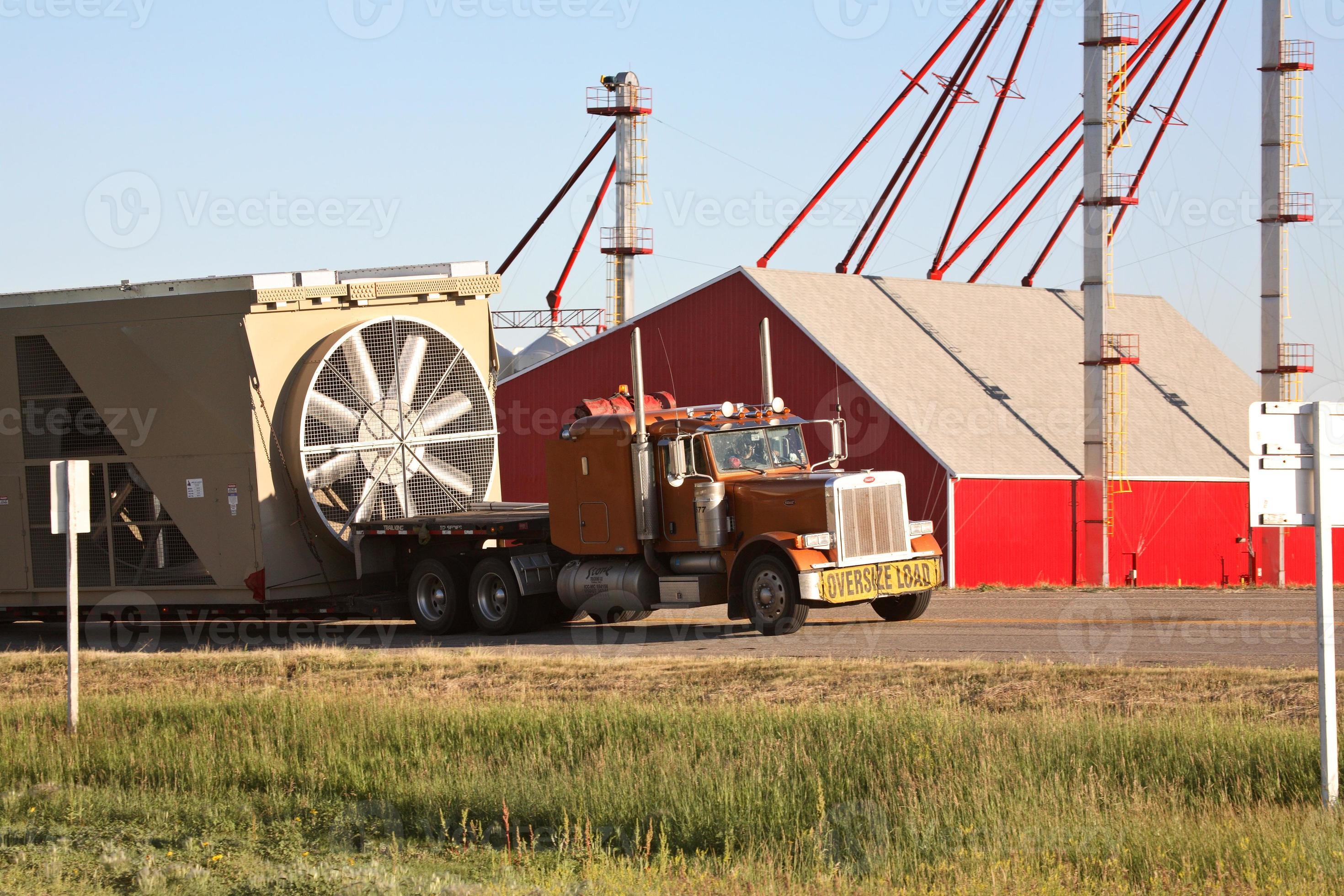 camion che trasporta il bidone di essiccazione del grano nella pittoresca saskatchewan foto