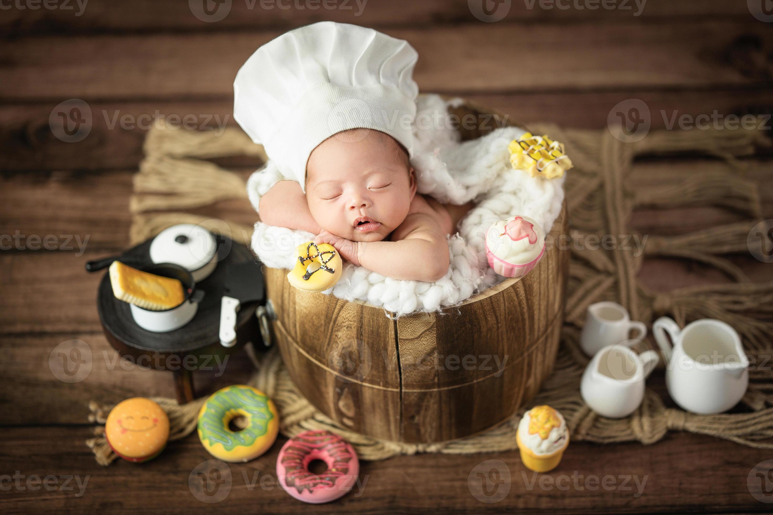 adorabile carino neonato asiatico che indossa il cappello da cuoco