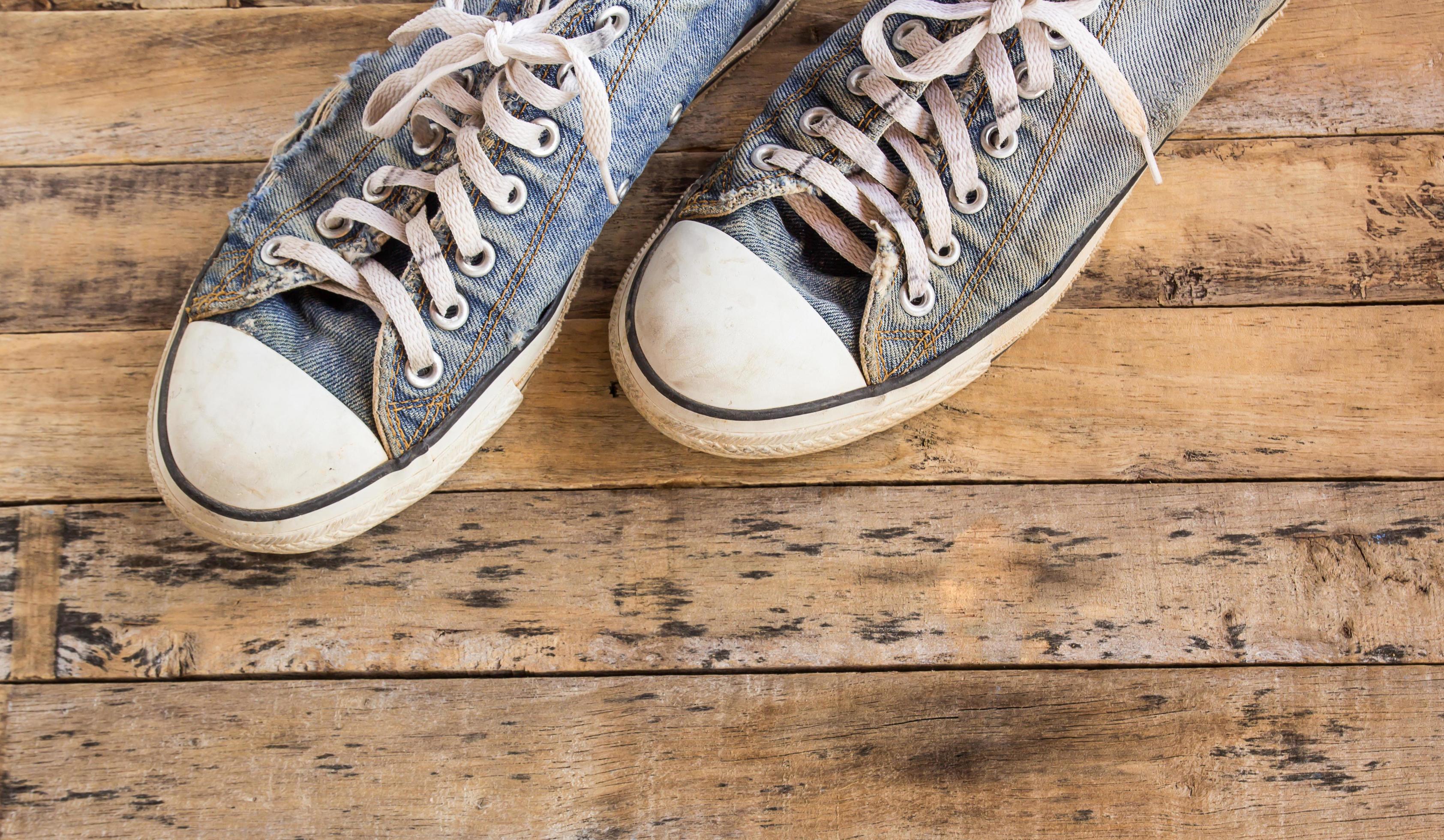 vecchie scarpe sul pavimento di legno foto