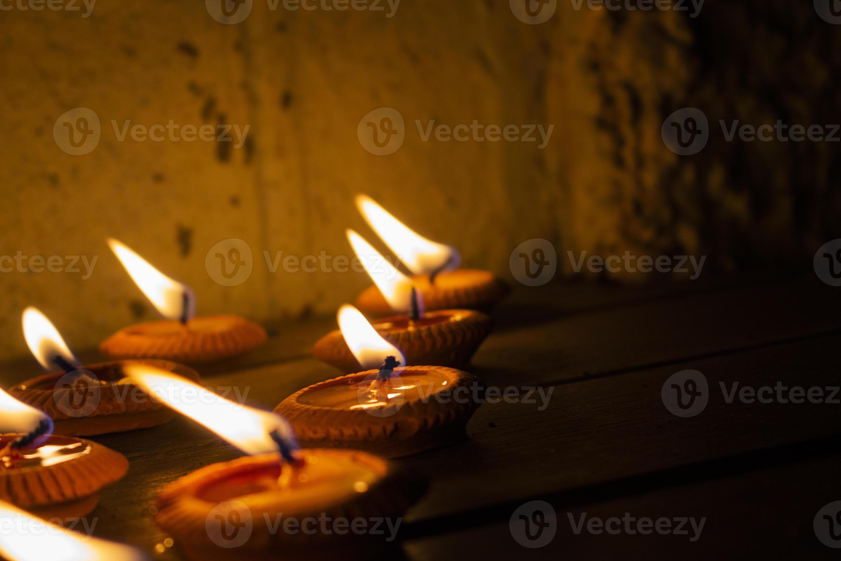 accendi una candela sul pavimento, concetto di lutto per i morti con candele  calde. 6761211 Stock Photo su Vecteezy