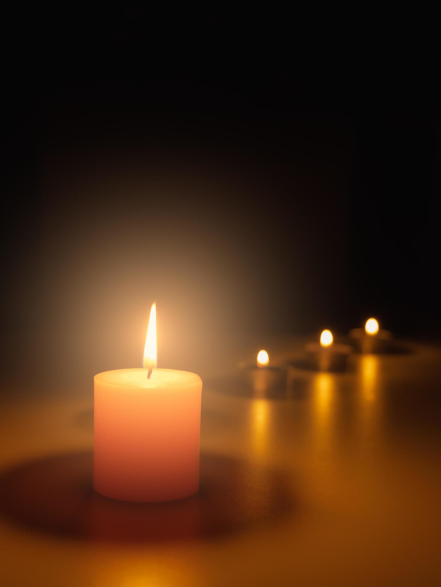 accendi una candela al buio, la fiamma si scalda e la luce crea un bokeh.  luci e ombre creano atmosfera. cose come romantiche, misteriose,  interessanti e ti fanno anche sentire fede. 6861676