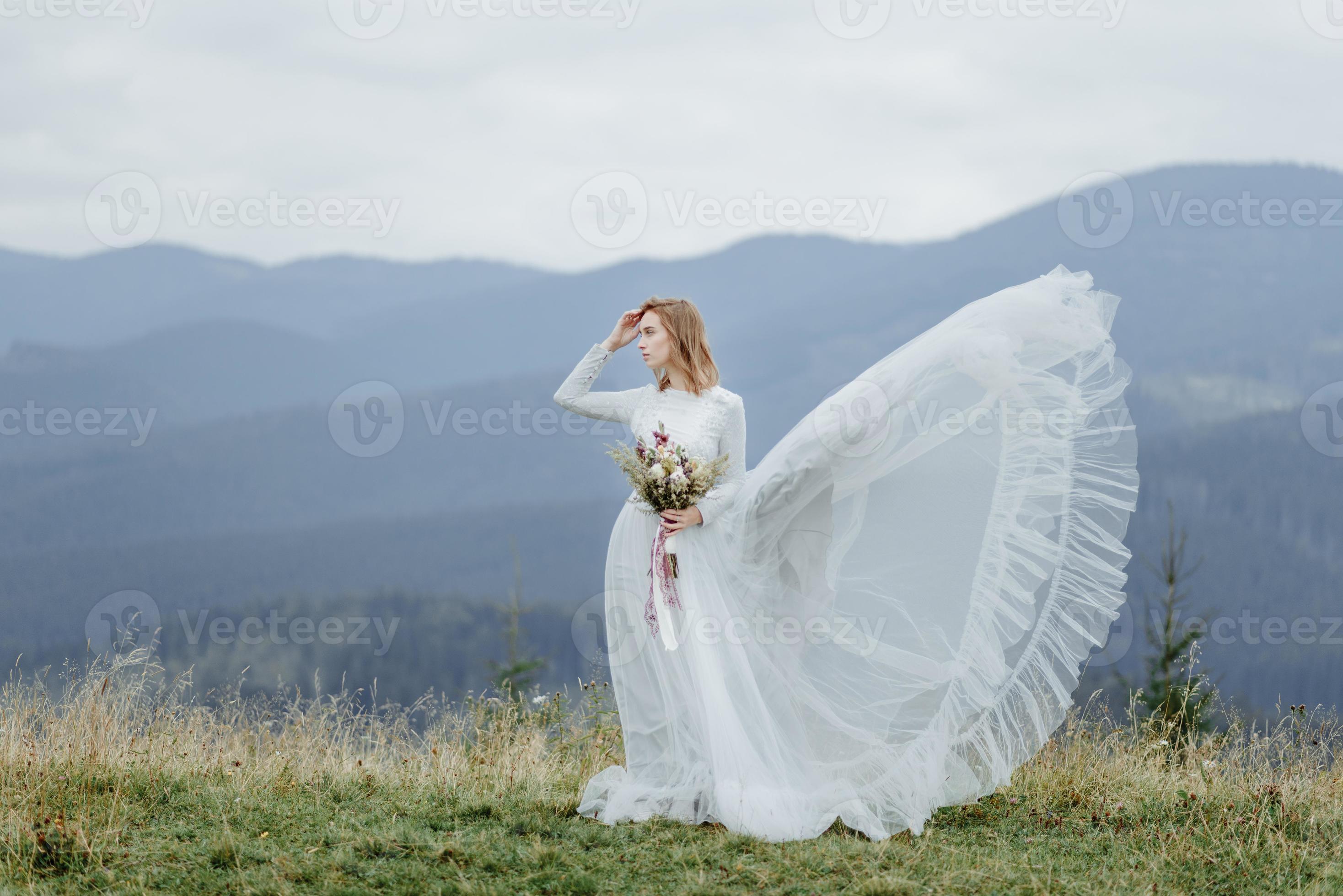 servizio fotografico della sposa in montagna. foto di matrimonio in stile boho.