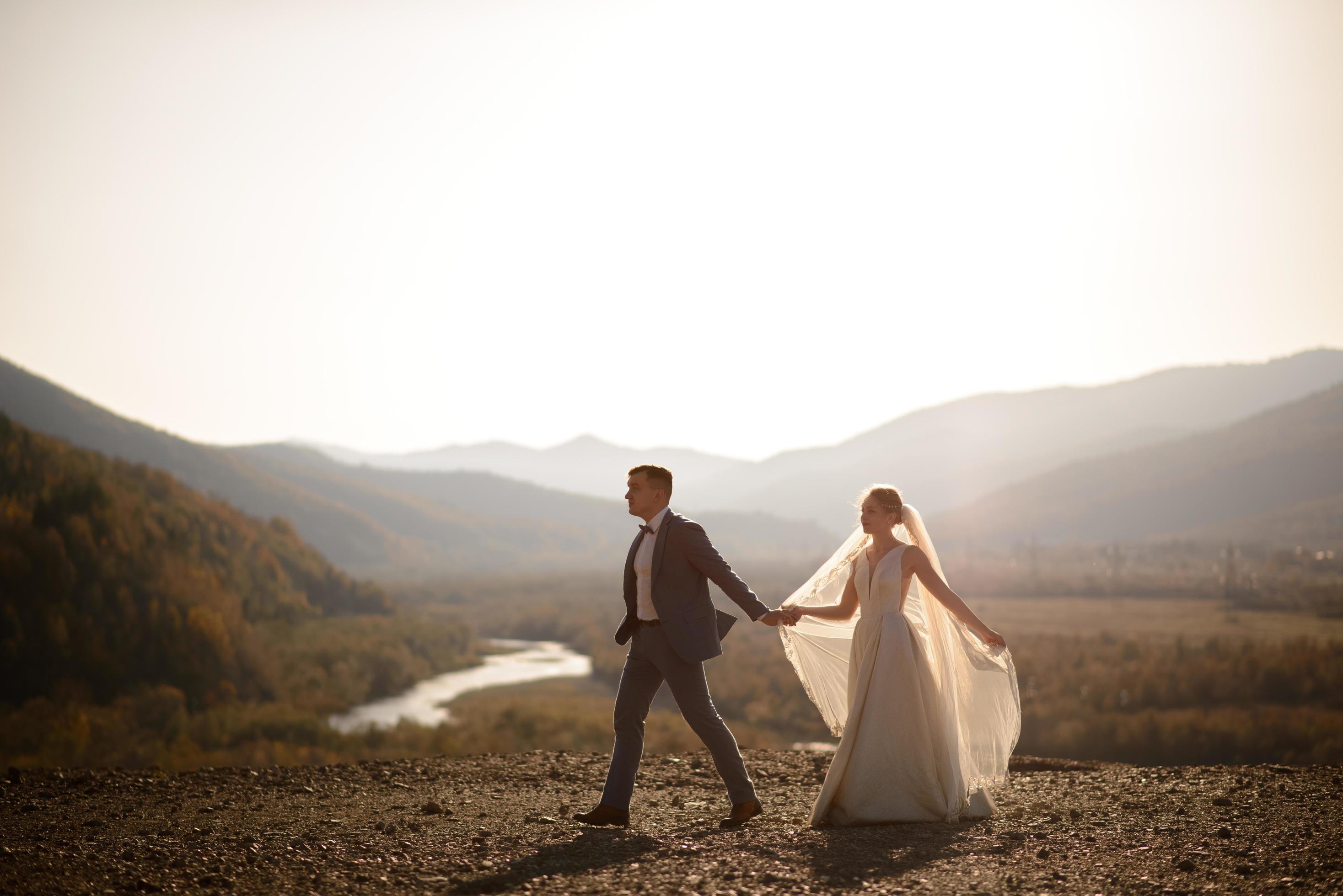 servizio fotografico di matrimonio degli sposi in montagna. servizio fotografico al tramonto. foto