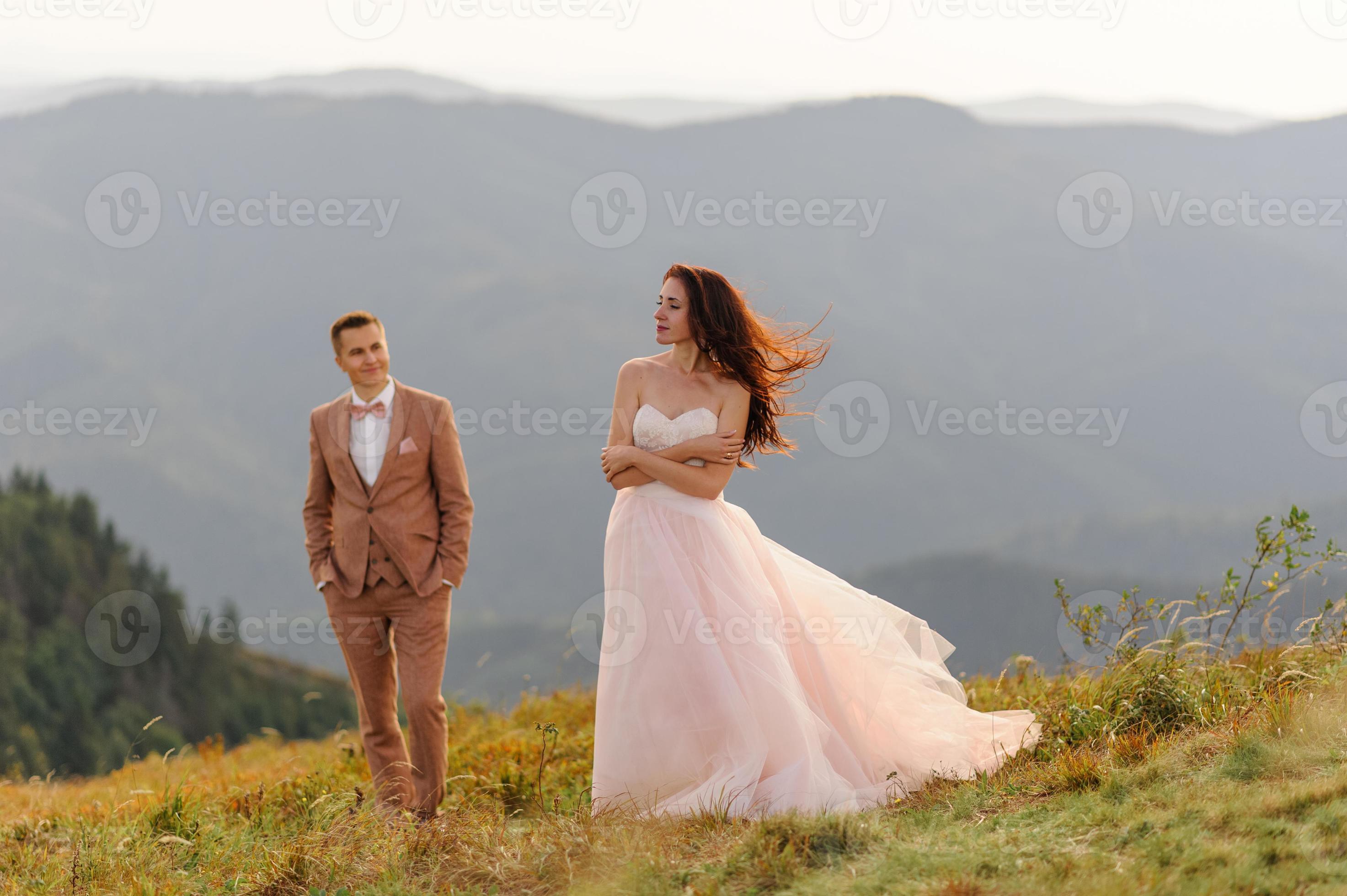 sposa e sposo. servizio fotografico in montagna. foto