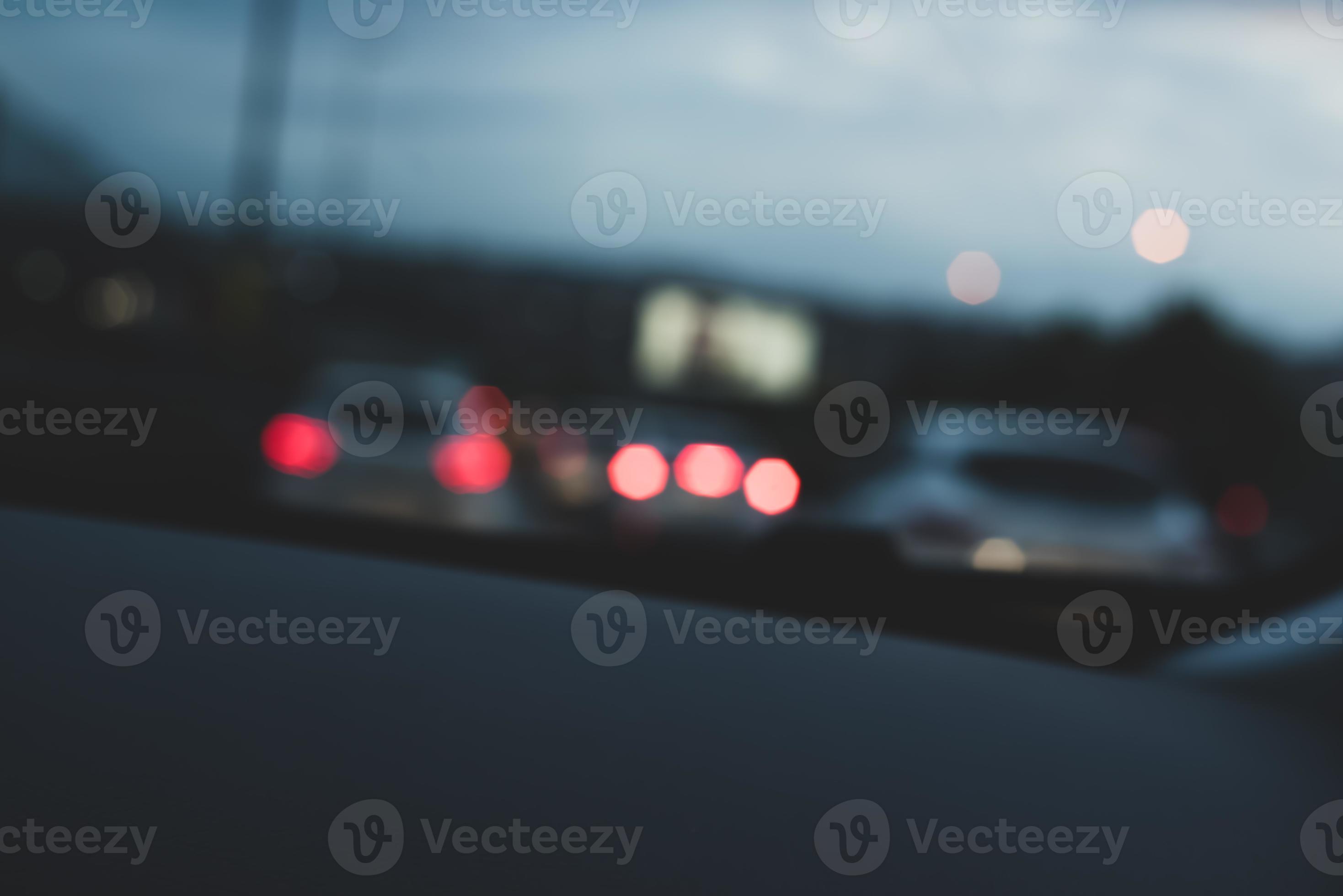 auto e luci per auto nel traffico serale dall'interno dell'auto con luce  cinematografica nell'auto 6925060 Stock Photo su Vecteezy