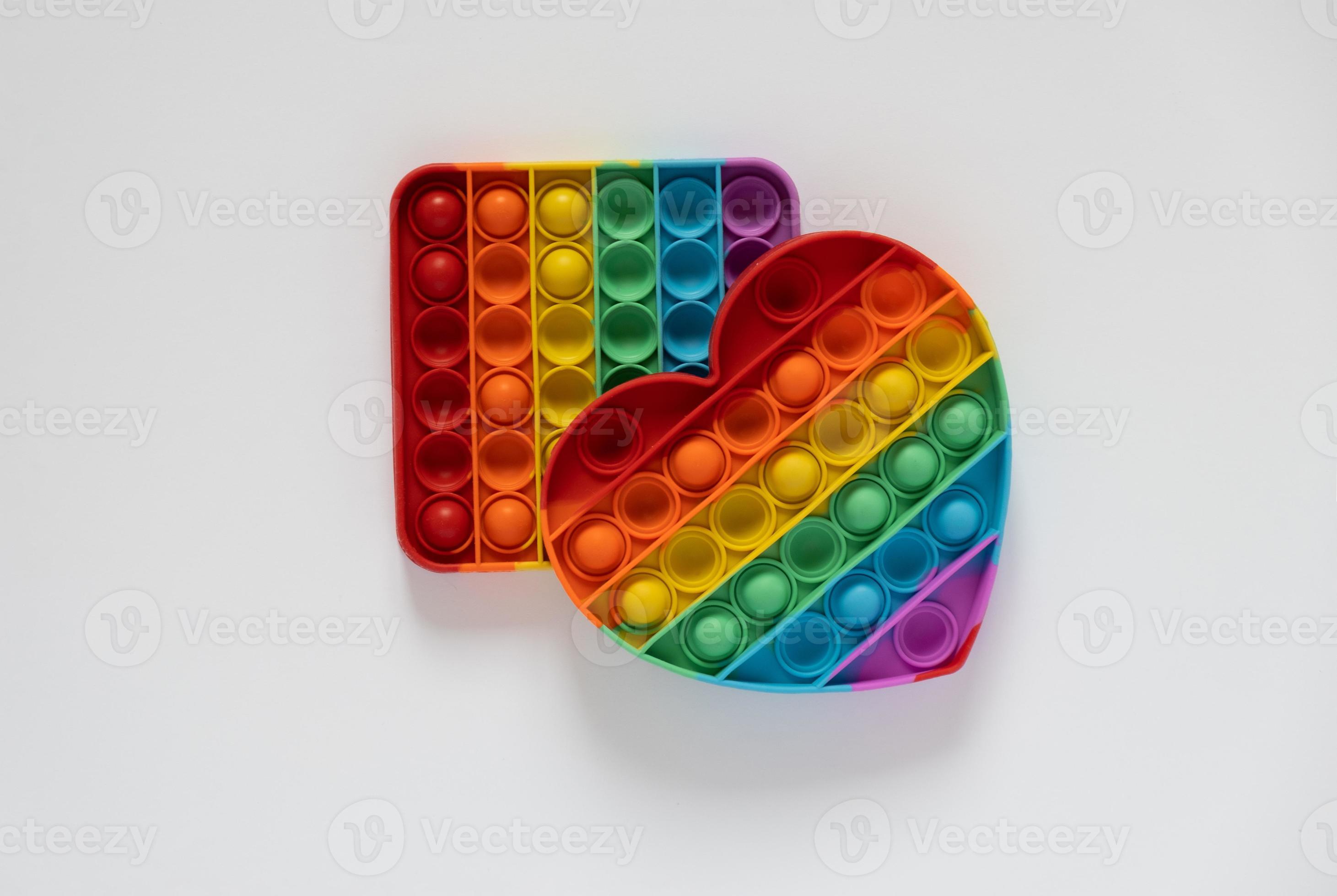 giocattolo antistress colorato pop it per bambini. arcobaleno a forma di  cuore isolato su sfondo bianco. 2 giocattoli - quadrati ea forma di cuore.  pop it giocattolo. 6972543 Stock Photo su Vecteezy