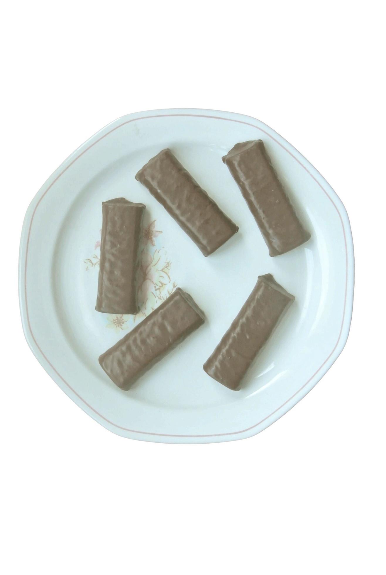 biscotti al cioccolato da dessert su sfondo bianco foto