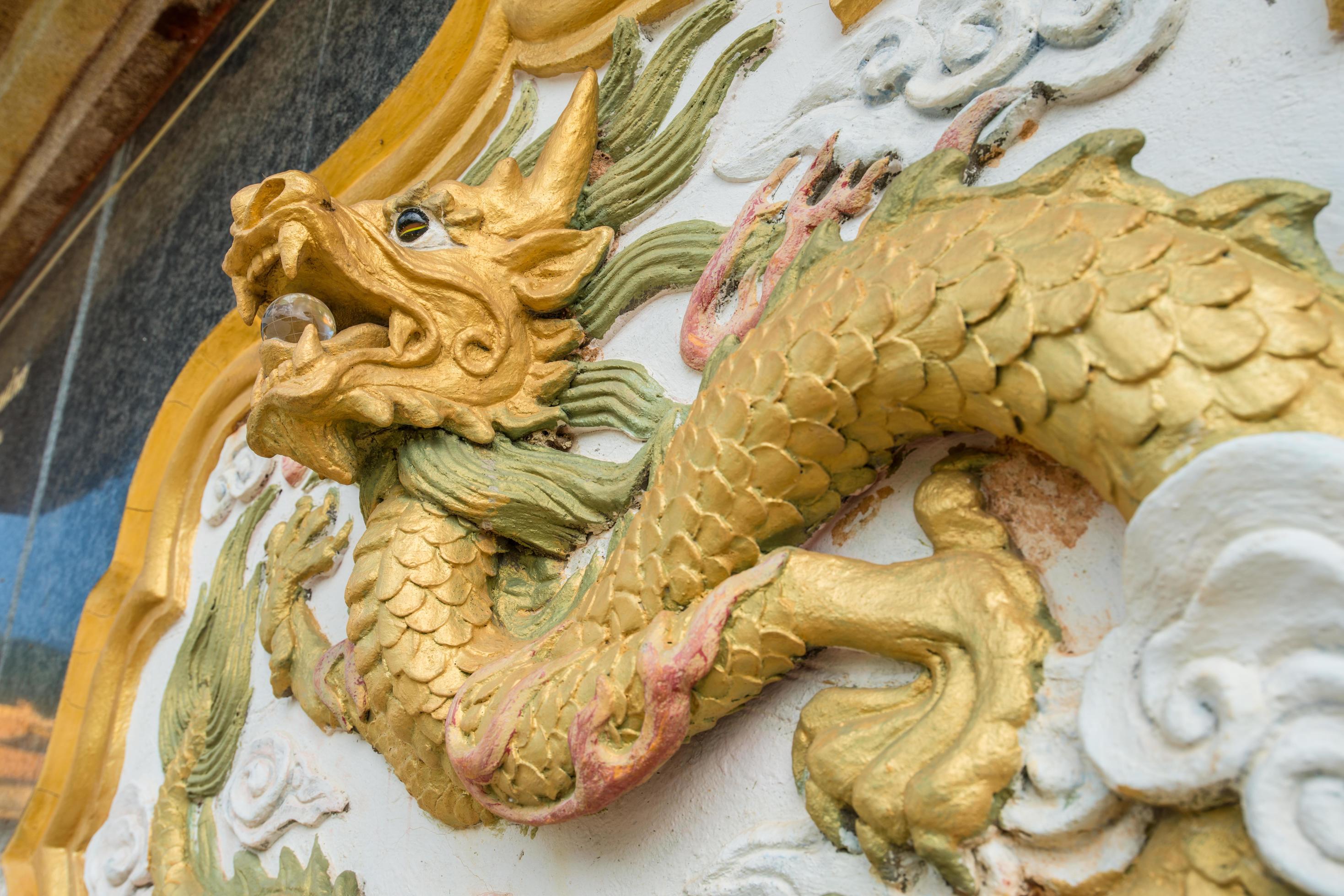 decorazione della scultura del drago cinese nel museo commemorativo dei martiri cinesi a doi mae salong della provincia di chiang rai, tailandia. foto
