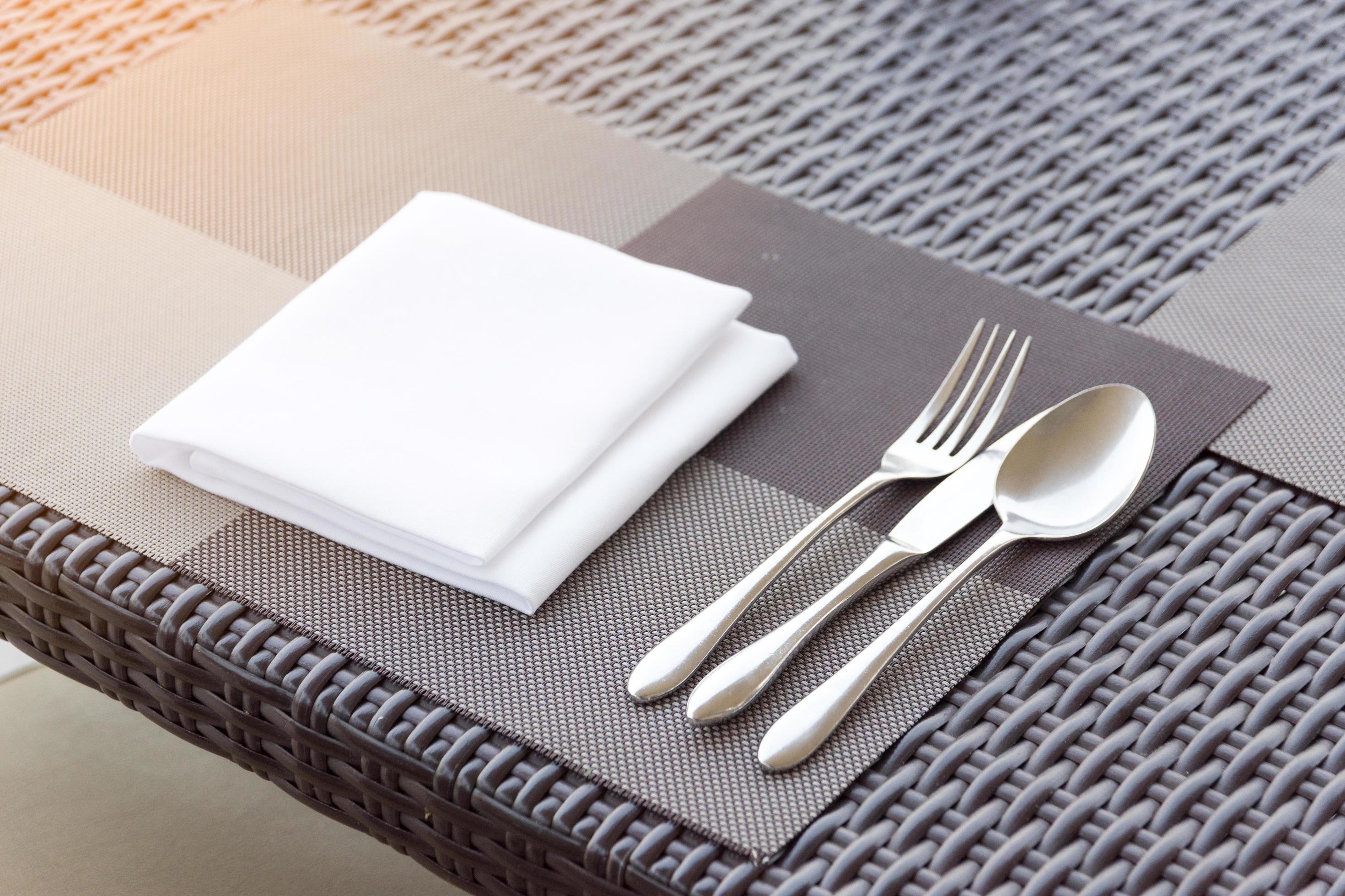 forchetta e cucchiaio lussuosi sul tavolo da pranzo foto
