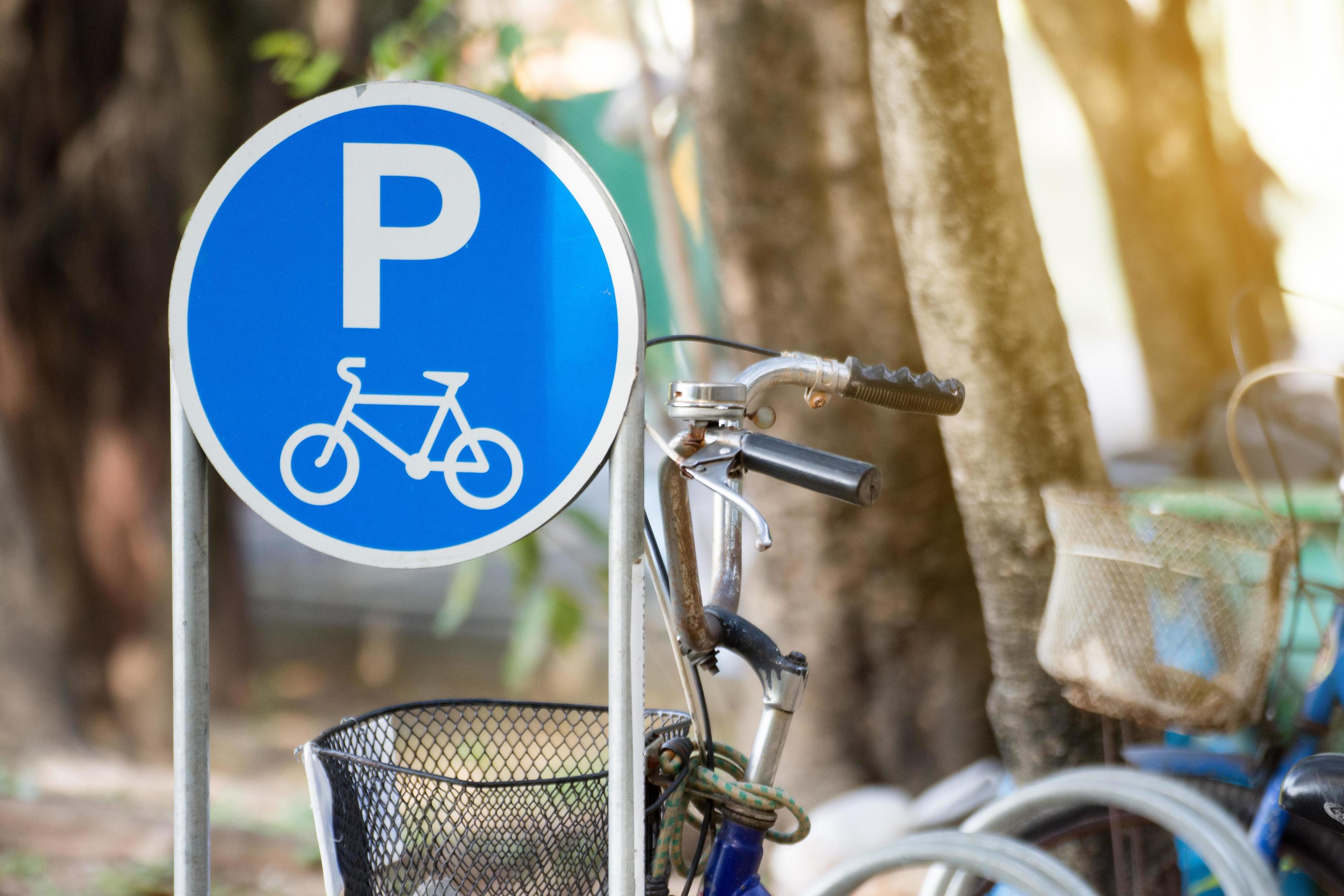 cartello per parcheggio biciclette. foto