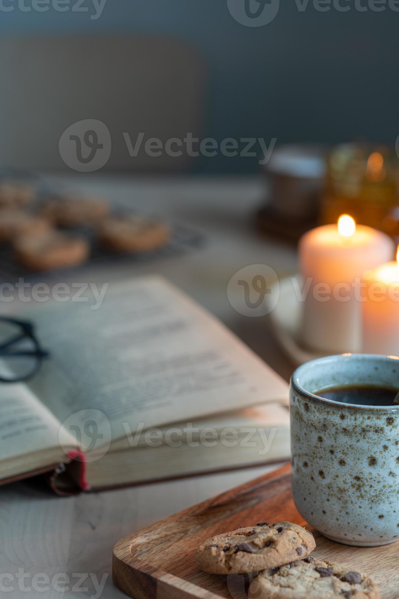 libro di lettura in un'accogliente serata invernale con candele, tè e  biscotti. 7189506 Stock Photo su Vecteezy