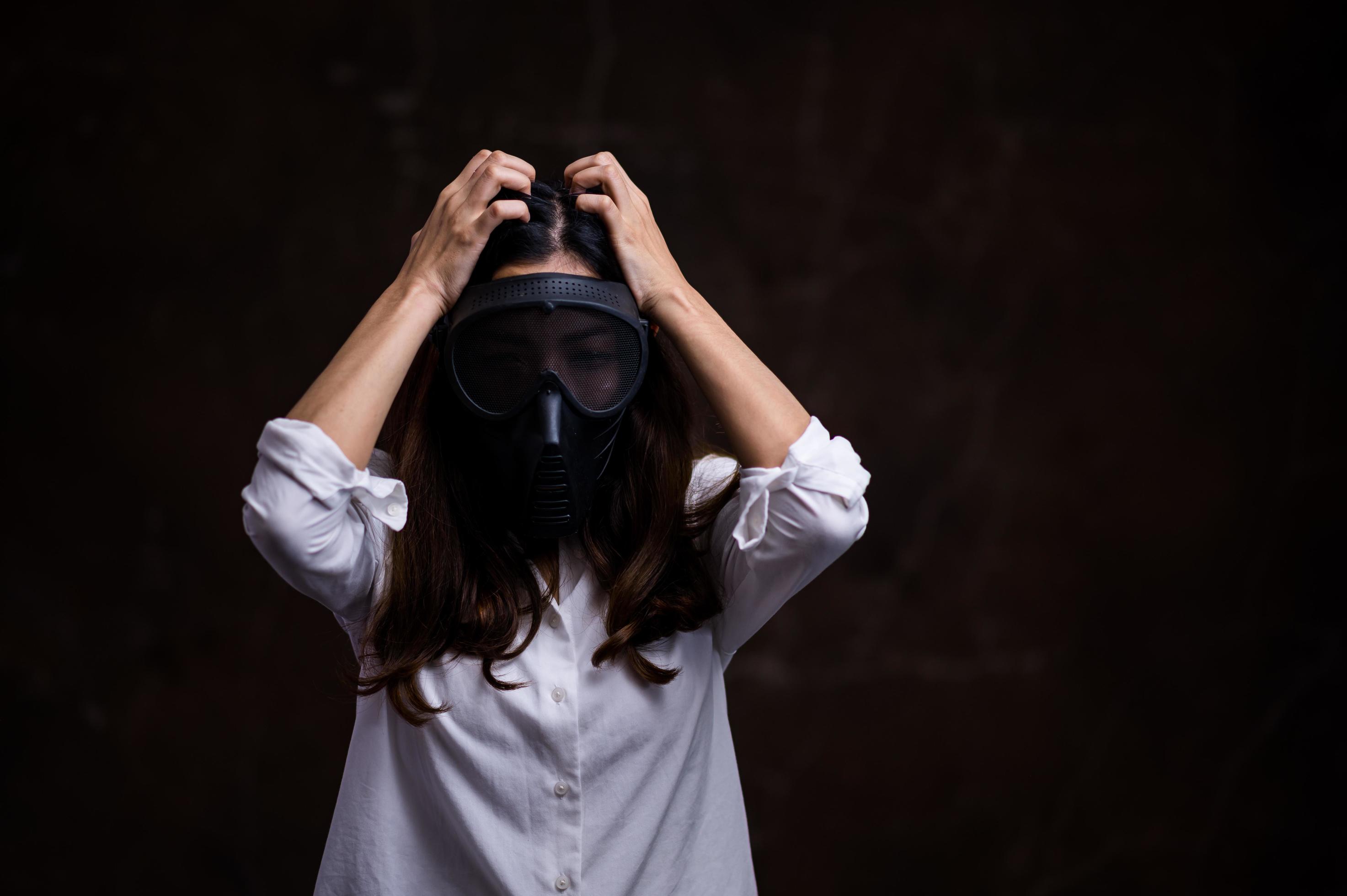 le donne asiatiche stressate devono usare una maschera antigas per prevenire l'inquinamento da polvere e prevenire l'infezione da virus che si diffondono nell'aria foto