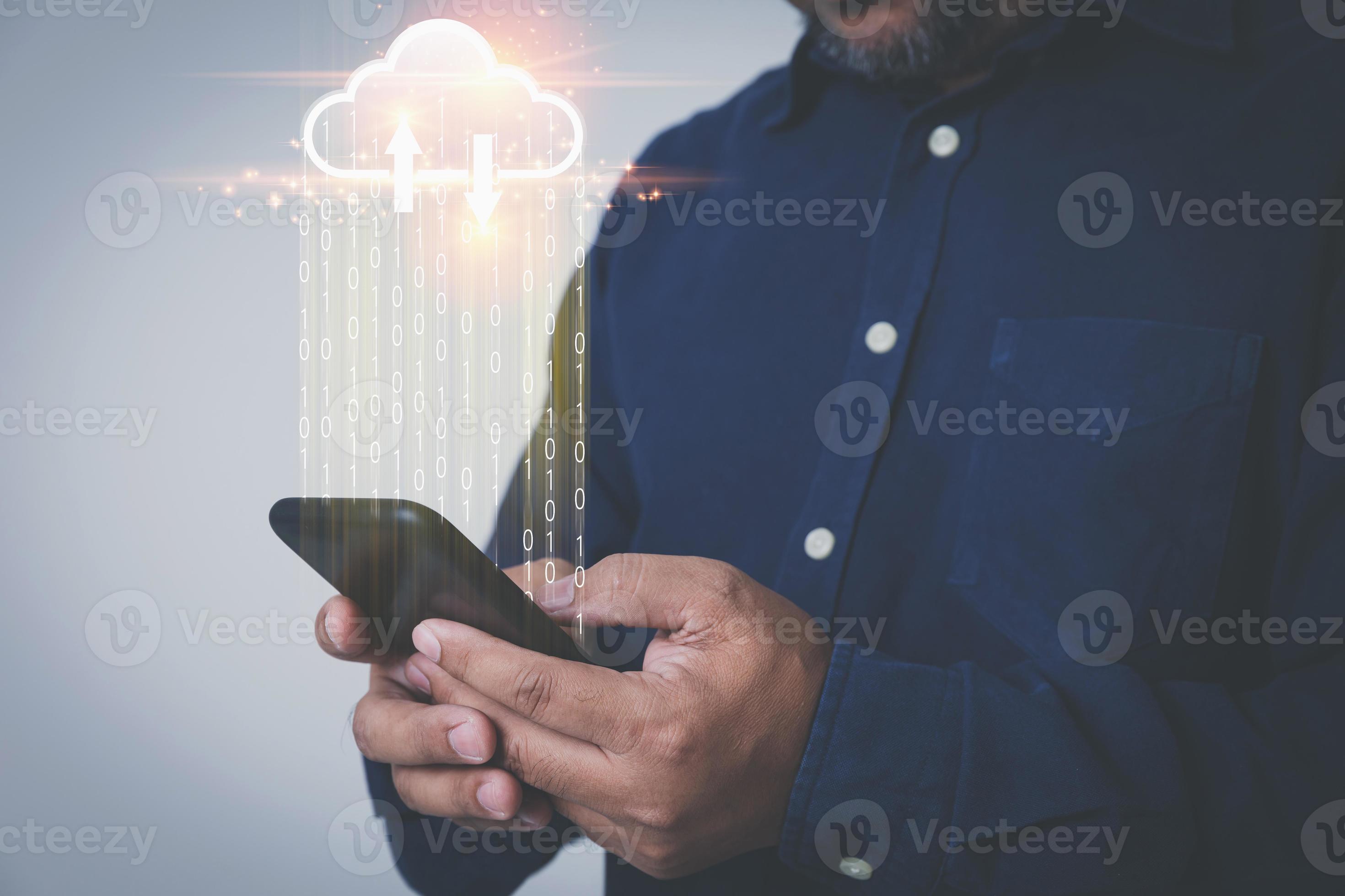 l'uomo d'affari utilizza uno smartphone per trasferire le informazioni sui dati, caricare o scaricare il database con il cloud computing virtuale e con spazio di copia. concetto di database di trasformazione tecnologica. foto