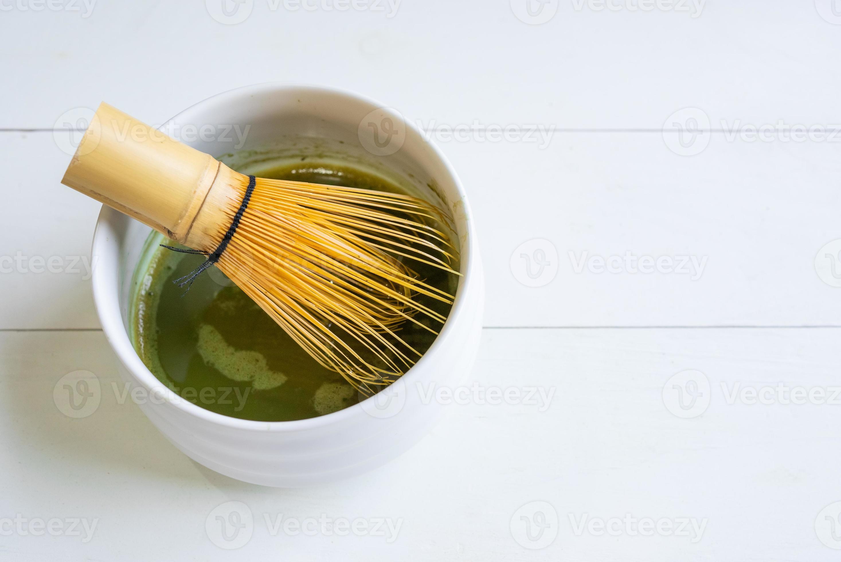 donna che usa la frusta di bambù per mescolare la polvere di tè verde matcha  con l'acqua 7319081 Stock Photo su Vecteezy