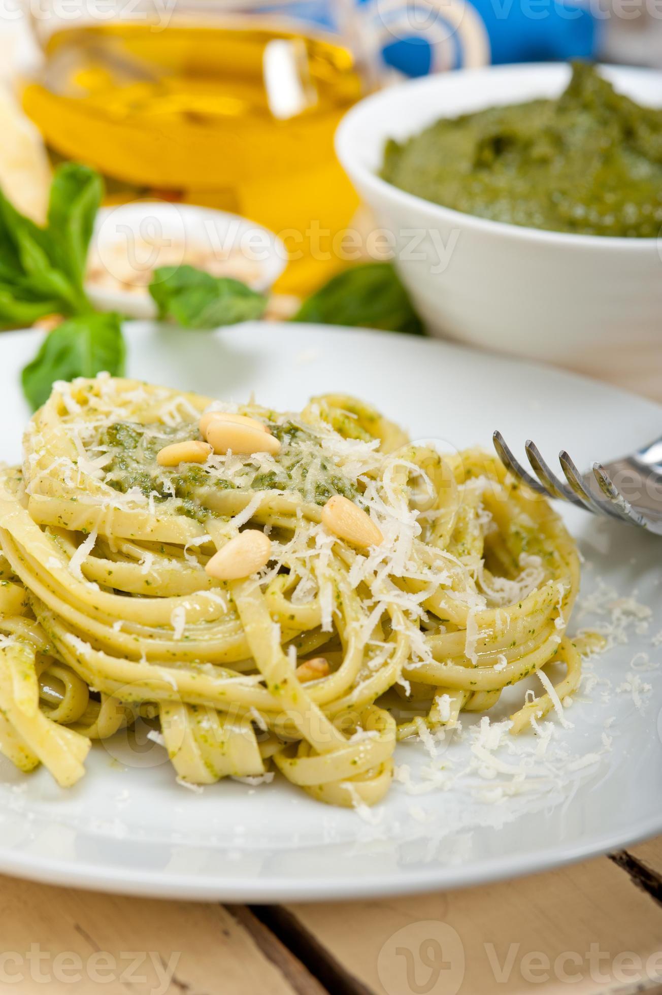 pesto di basilico tradizionale italiano ingredienti foto