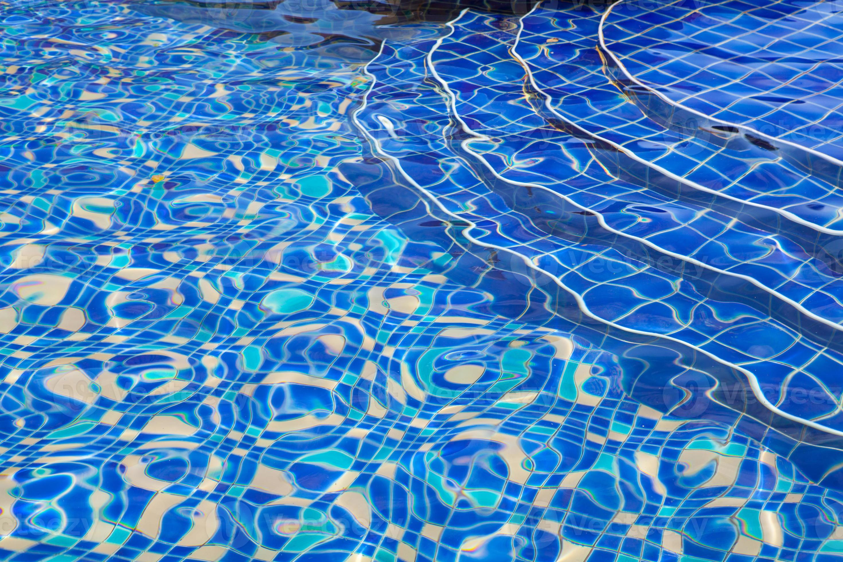 modello blu acqua strappata in piscina foto