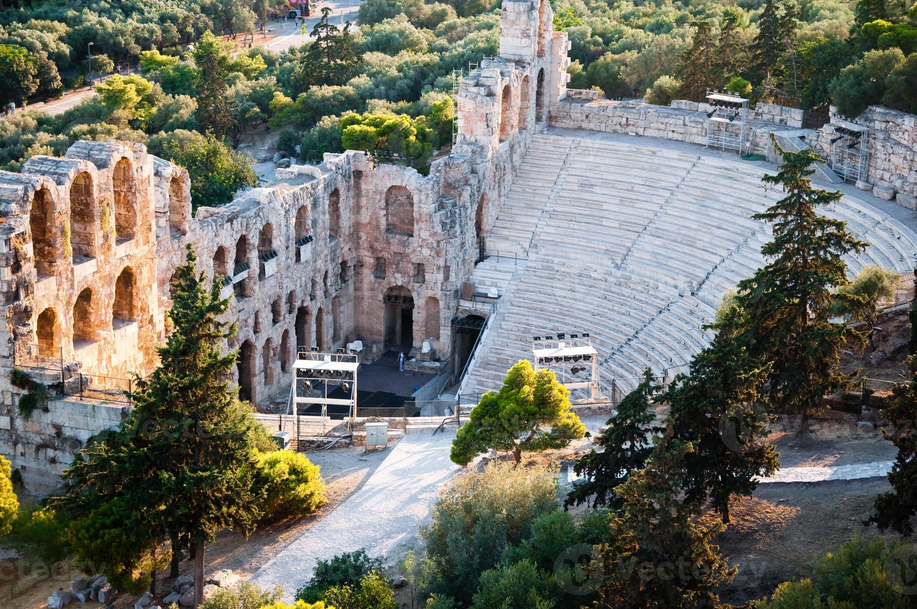 l'odeon di Erode Attico visto dall'acropoli di atene. 755004 Foto d'archivio
