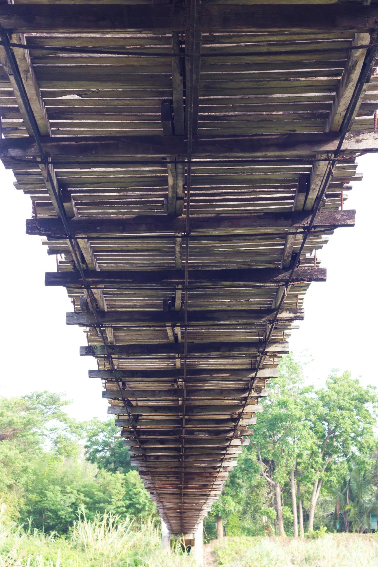 sotto il vecchio ponte di legno. foto
