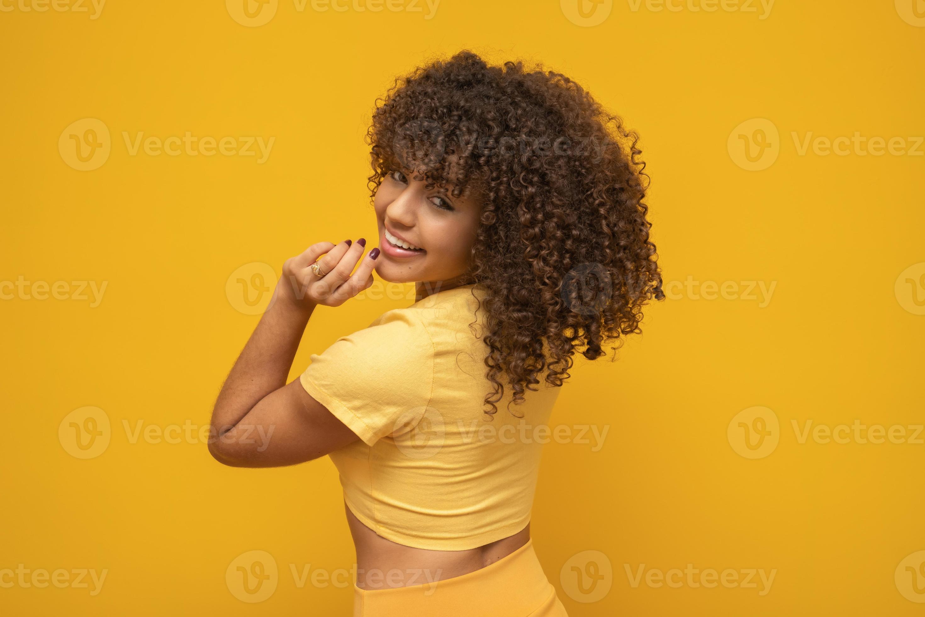 due capelli ricci afroamericani donna indossano su cappotto di pelle di  pecora e guanti poste al giorno d'inverno. 10499553 Stock Photo su Vecteezy