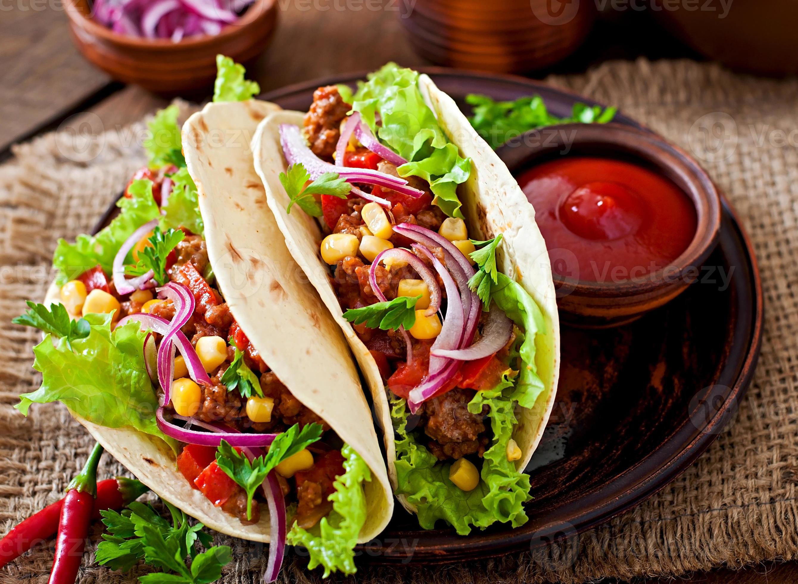 tacos messicani con carne, verdure e cipolla rossa 7665312 Stock