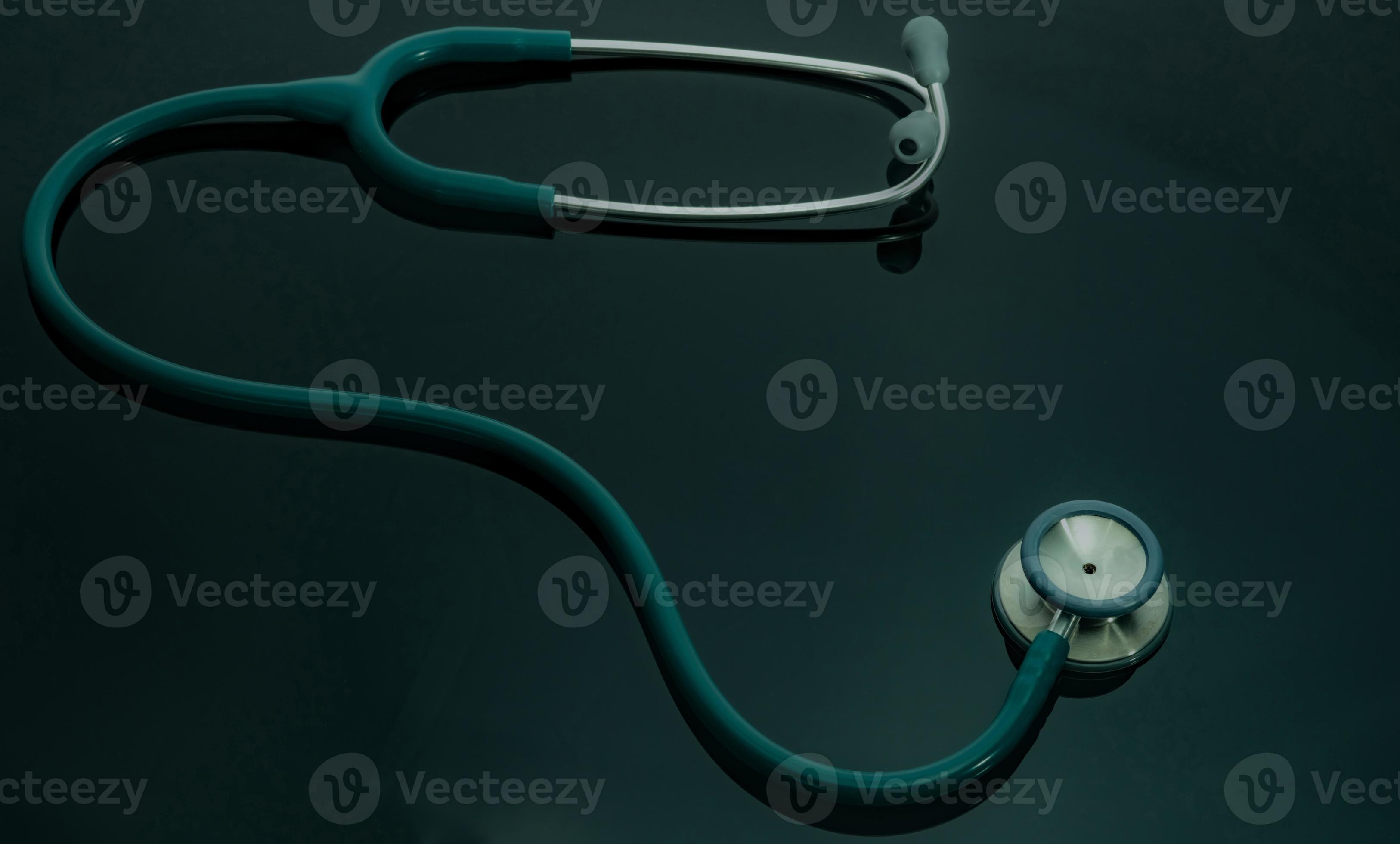 stetoscopio verde sul tavolo del medico o sulla scrivania dell