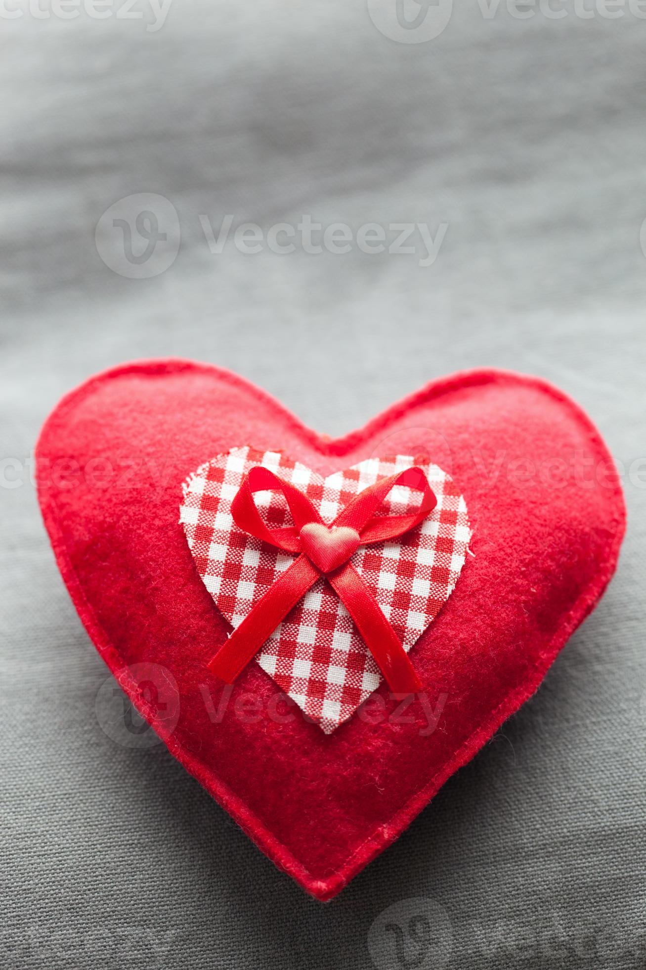 cuore rosso peluche fatto a mano sul morbido cuscino. amore romantico  7845556 Stock Photo su Vecteezy