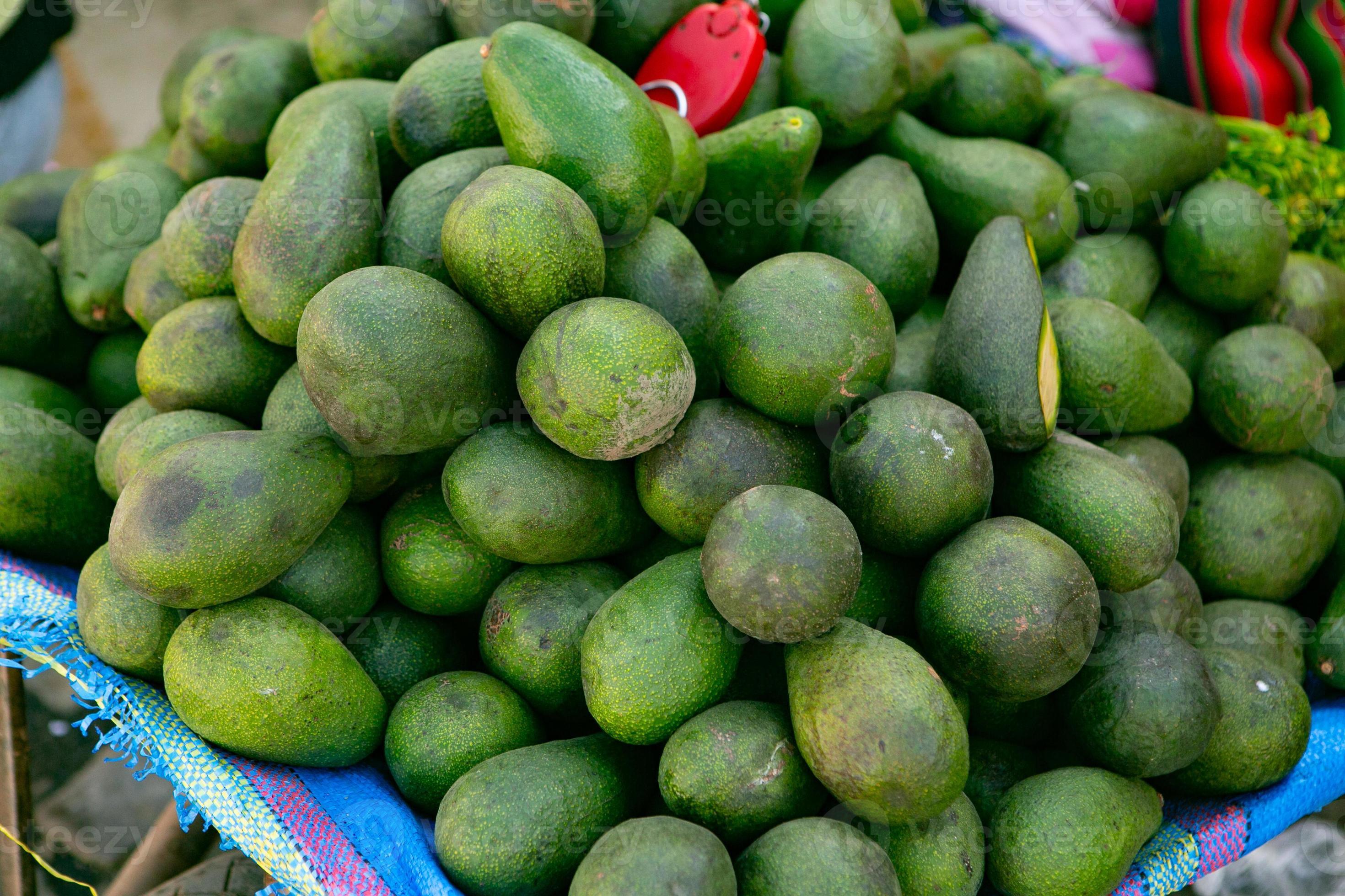 frutta e verdura fresca al mercato locale di lima, in perù. mercato delle  verdure vendute dai contadini locali. 7925809 Stock Photo su Vecteezy
